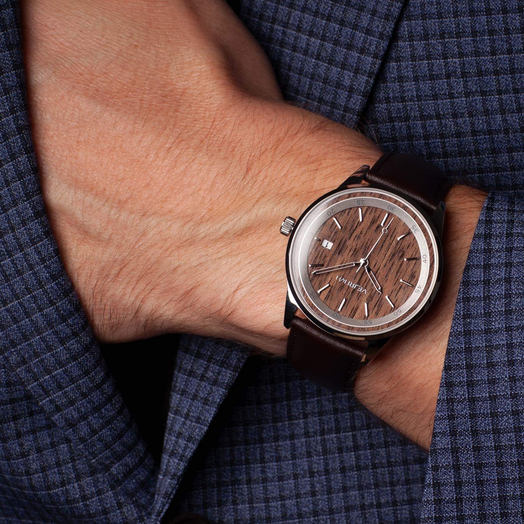 クルミ材を使ったブラウン色のヴェアホイの腕時計