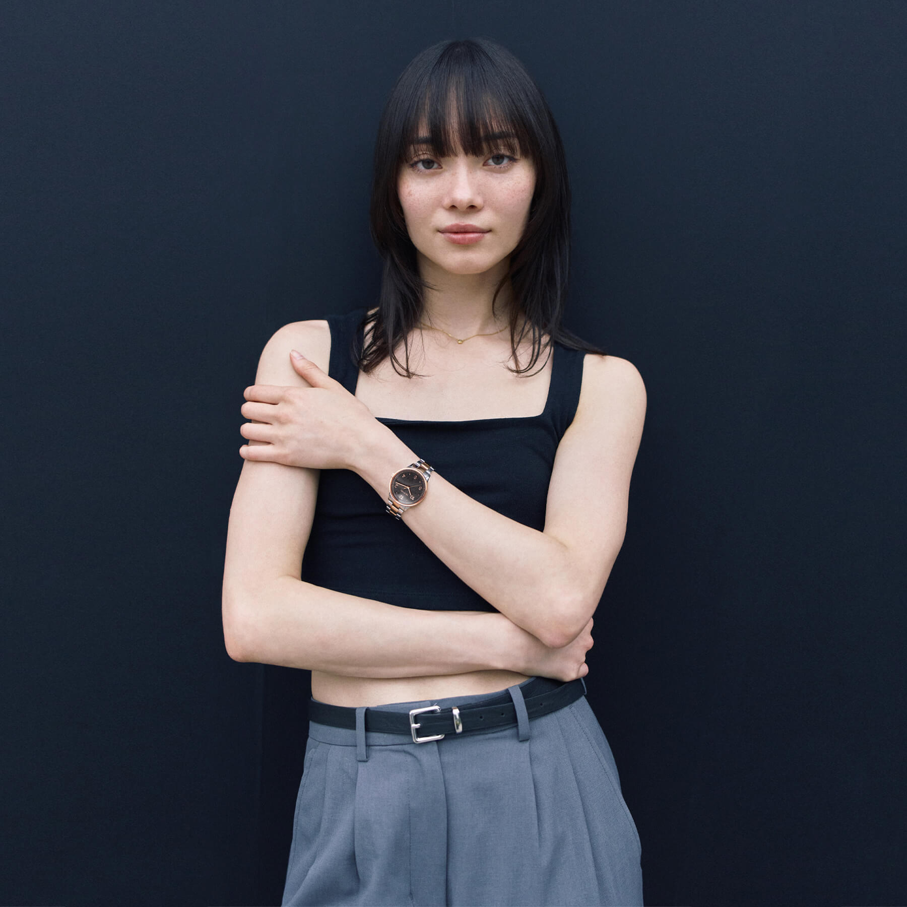 ヴェアホイのPetite Royal Black Rose、ストーンインデックスが輝く黒文字盤をモダンなスタイルで身につけた女性の腕元