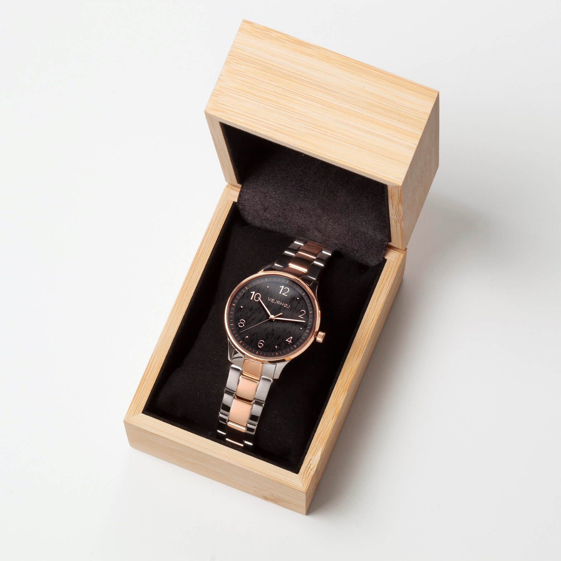 ヴェアホイの Petite Royal Black 、ナチュラルな竹素材のボックスに収められたプレゼントにも最適なモダンウッドウォッチ