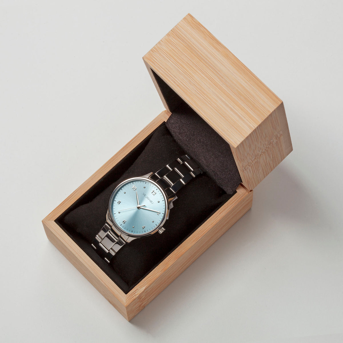 VEJRHØJ Petite Royal Blue、竹製の専用ボックスに収められたギフト仕様のレディースウォッチ。サンレイブルーダイヤルとステンレスベルトが特徴