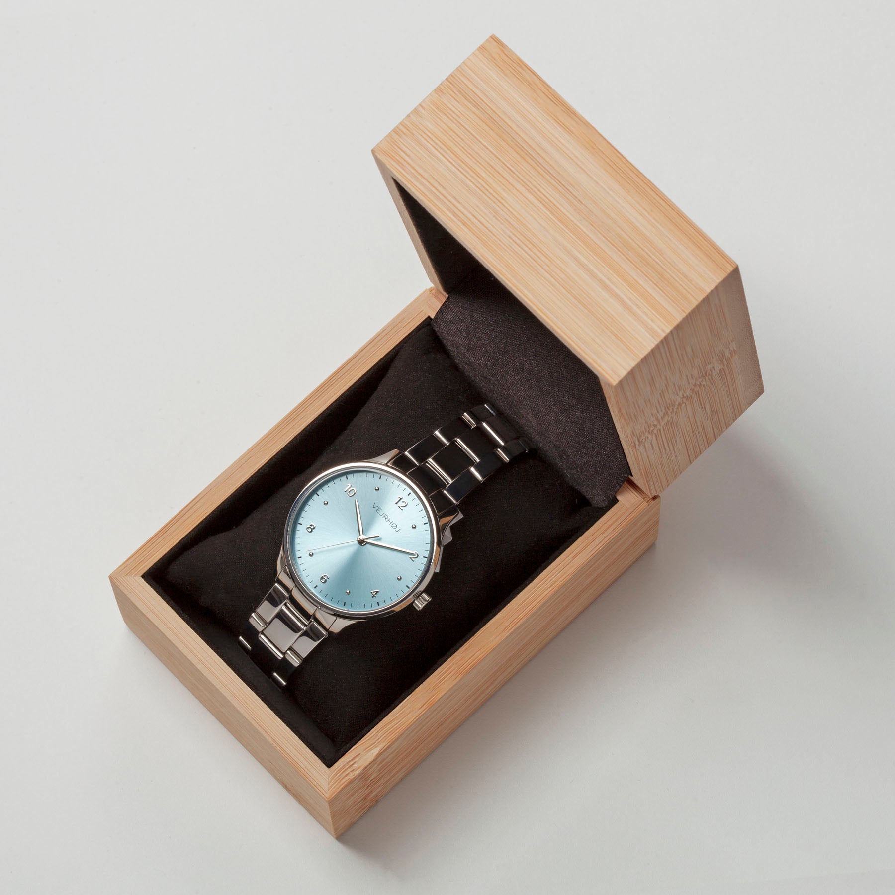 VEJRHØJ Petite Royal Blue、竹製の専用ボックスに収められたギフト仕様のレディースウォッチ。サンレイブルーダイヤルとステンレスベルトが特徴
