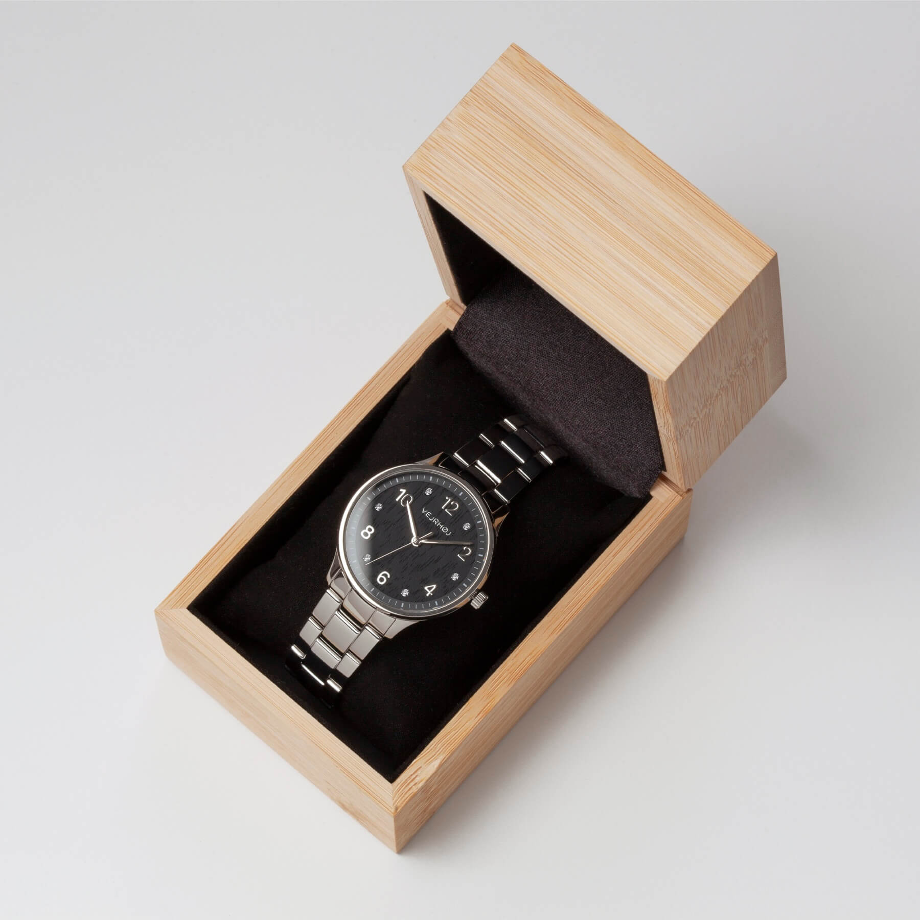 ヴェアホイ Petite Royal Black、天然竹製の専用ボックスに収められた、黒い木目ダイヤルとシルバーブレスが美しいレディースウォッチ