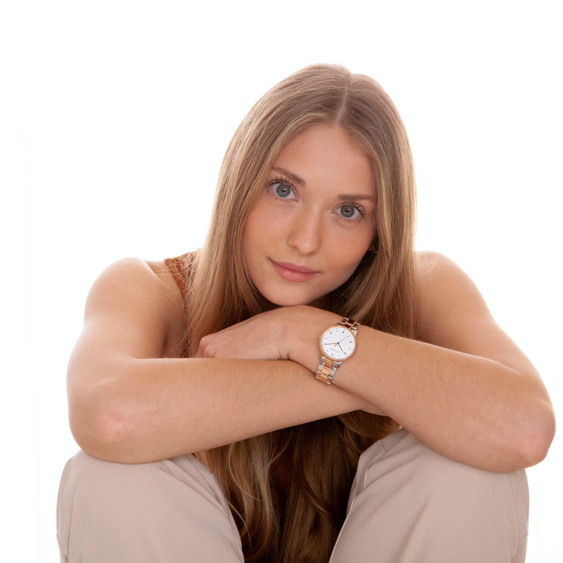 VEJRHØJのPetite Royal Rose、白文字盤とローズゴールドケースが上品に映える女性のスタジオ着用の姿