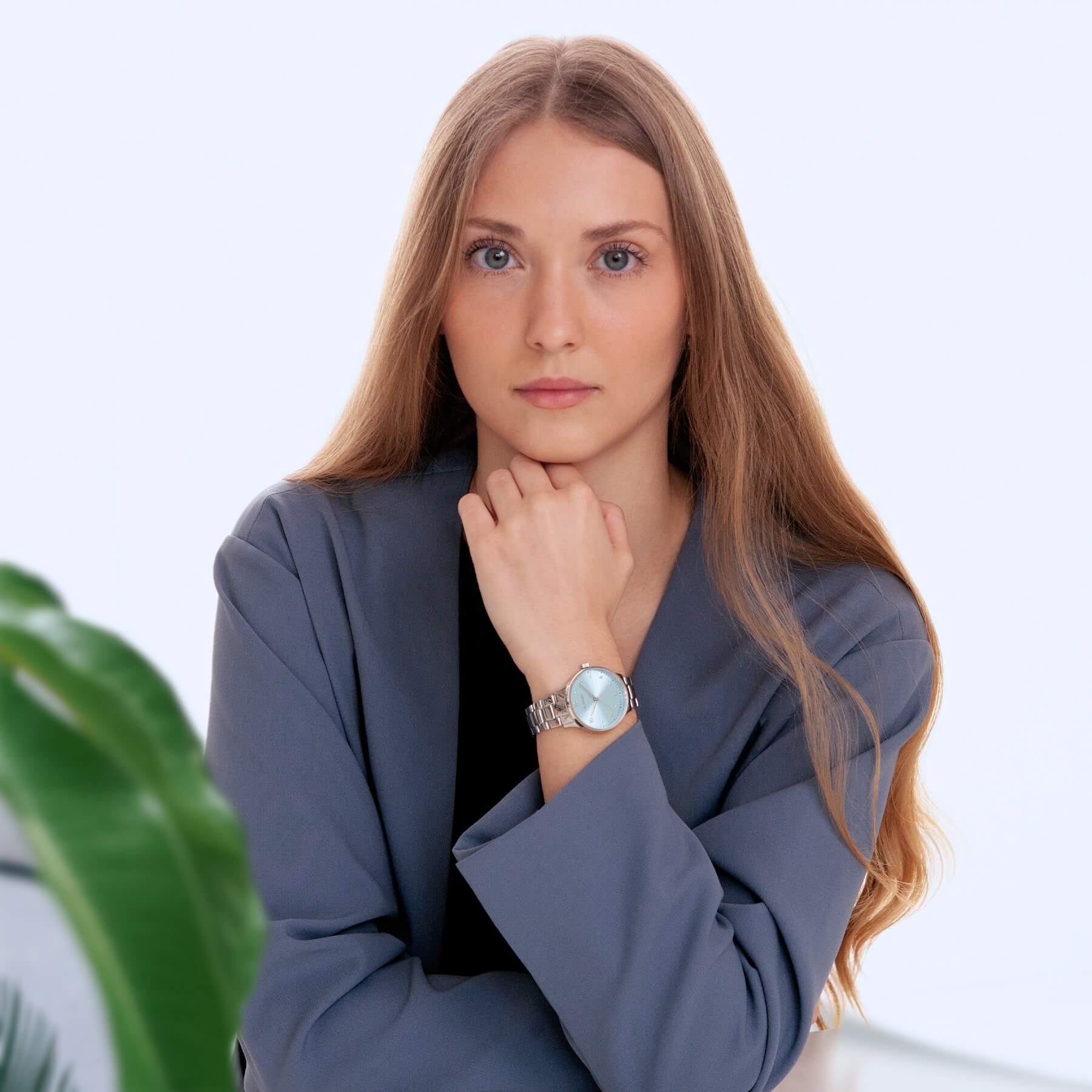 VEJRHØJ Petite Royal Blueを着用した女性、サンレイブルーダイヤルとステンレスベルトがシンプルな装いに映える北欧デザインウォッチ