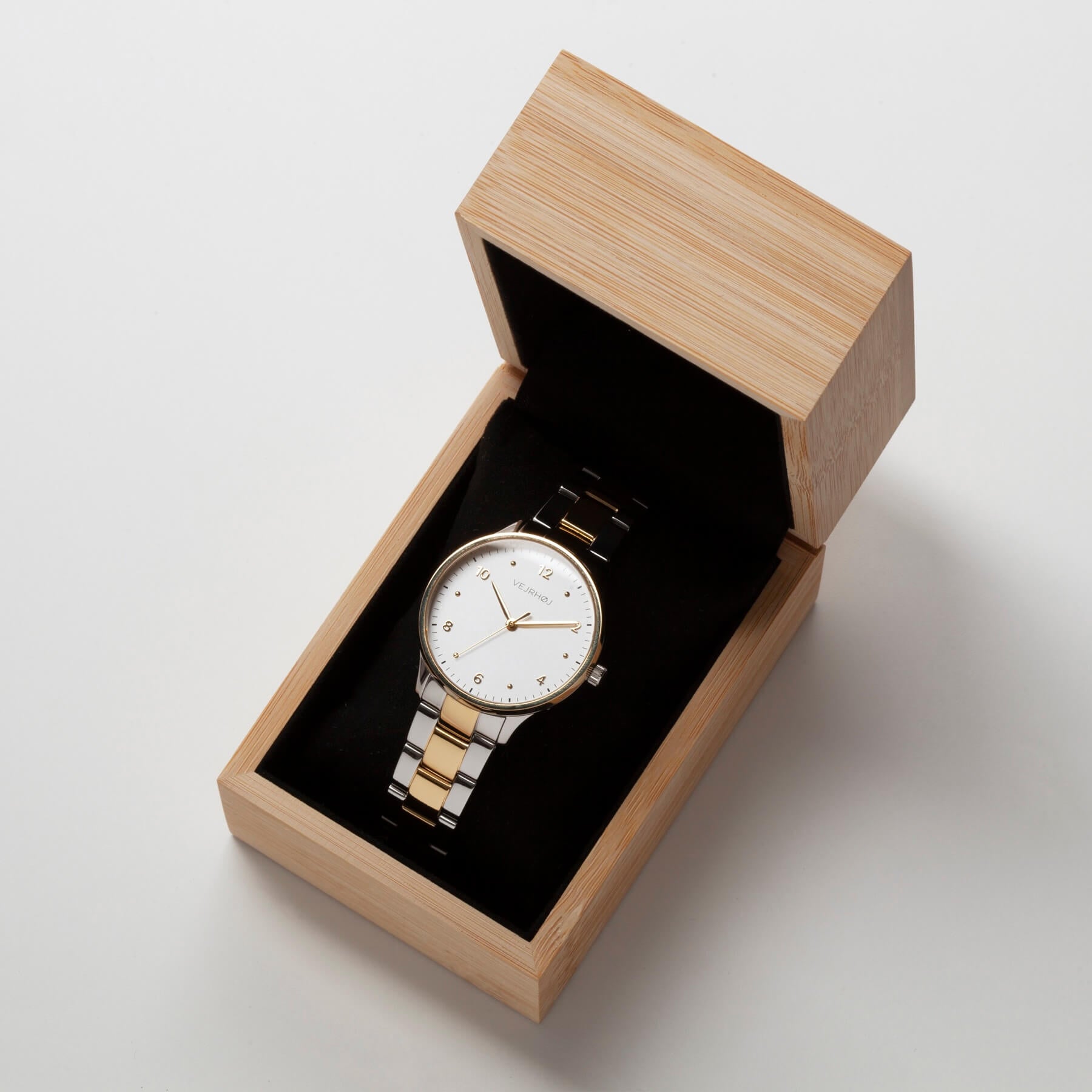 ヴェアホイの Petite Royal Gold、ゴールド×シルバーのコンビブレスレットとホワイトダイヤルを備えた腕時計。竹製ギフトボックスに収められた上品なパッケージ写真