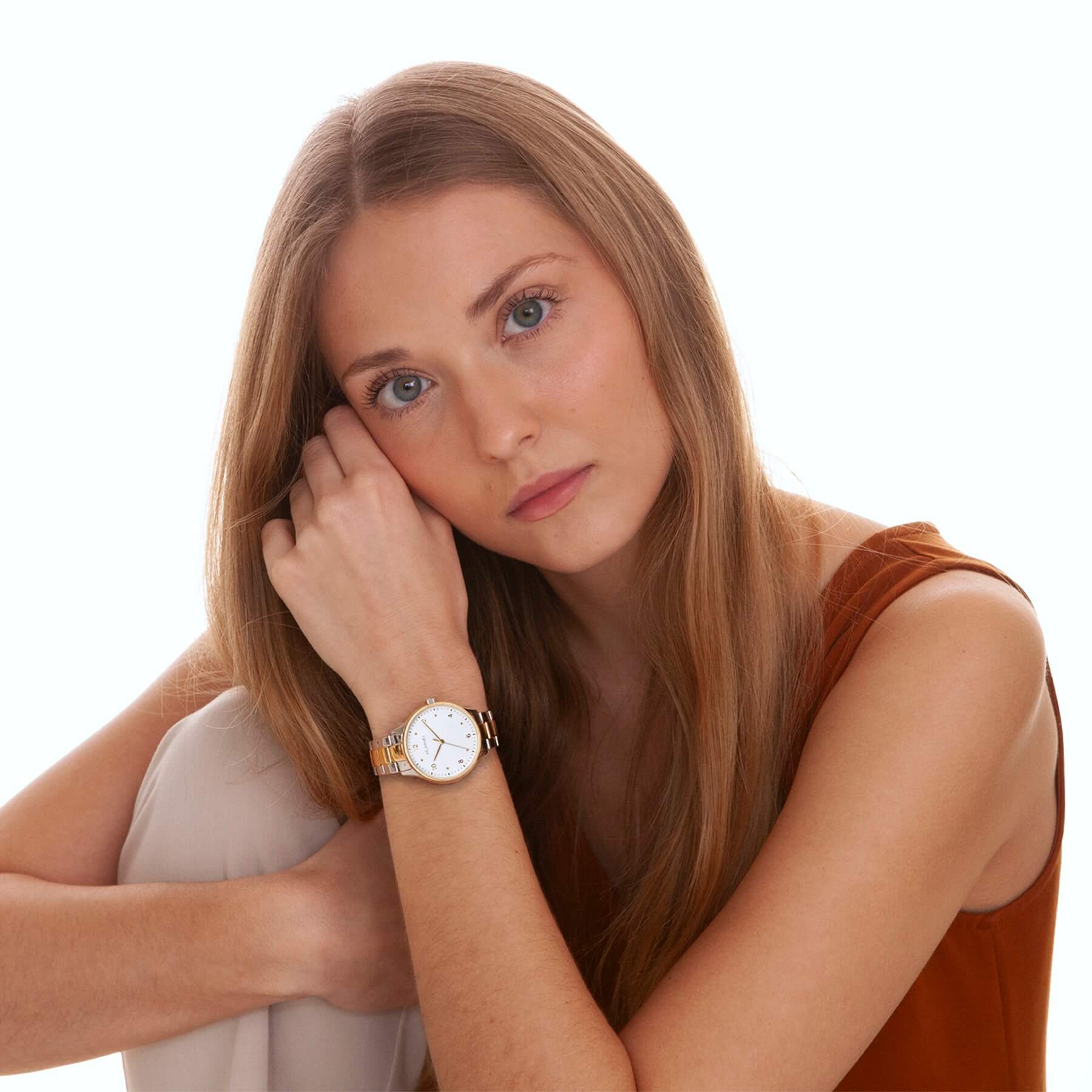 VEJRHØJ Petite Royal goldを着用した女性