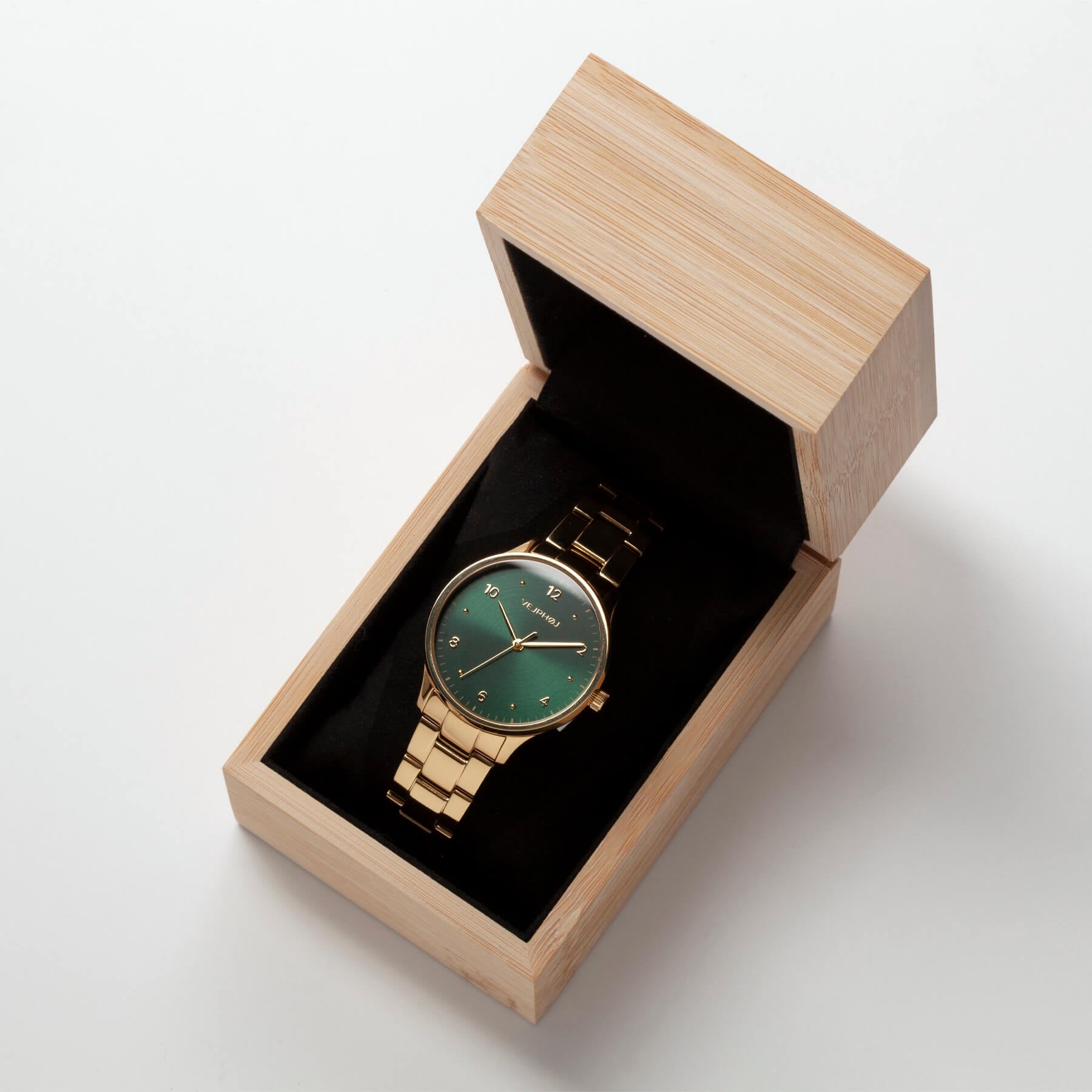 VEJRHØJのPetite Royal Green、上品な装いに調和するグリーンダイヤルとゴールドケースの北欧デザイン腕時計の特製竹箱入り