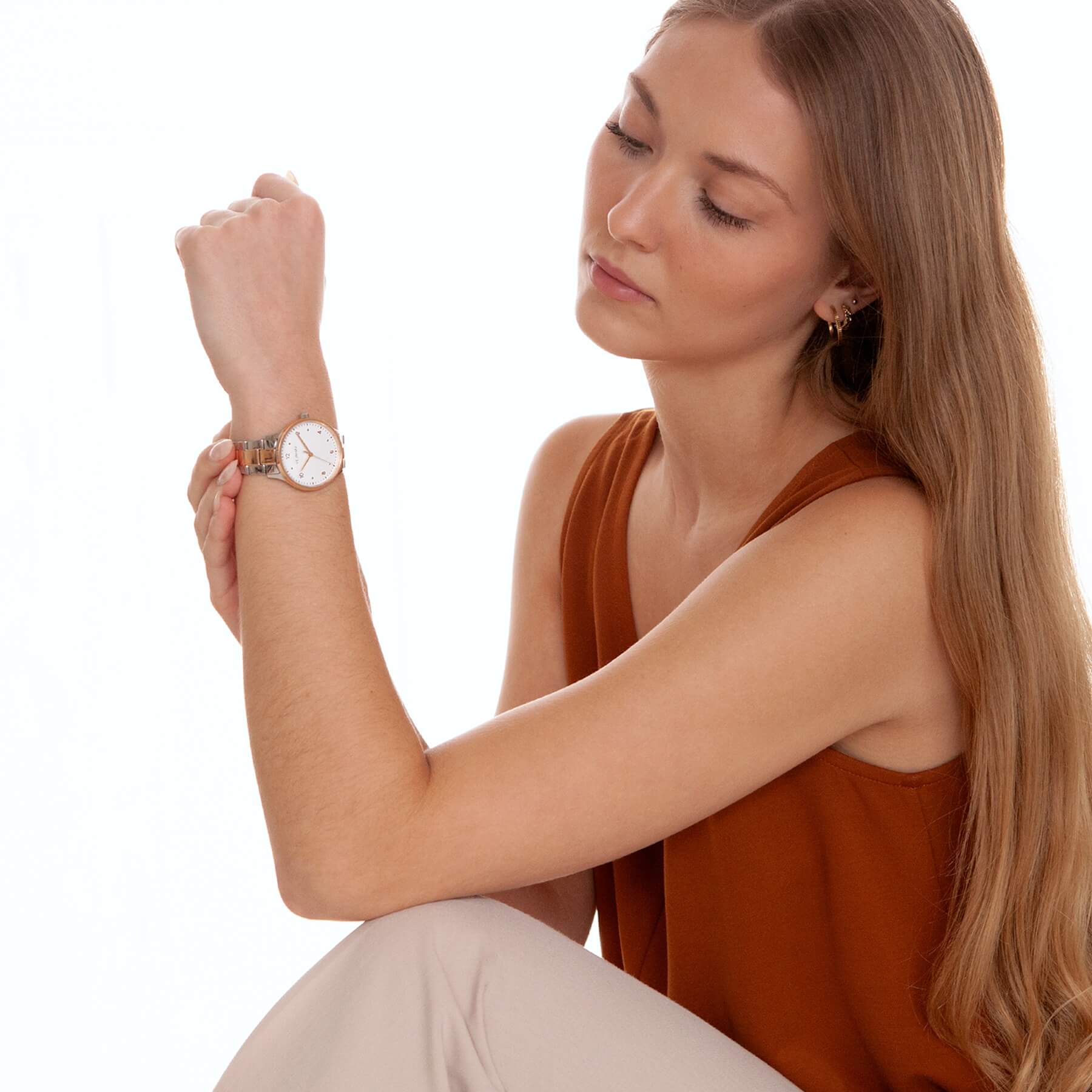 ヴェアホイ Petite Royal Roseを着用した女性、ローズゴールドとシルバーのツートーンブレスレットがナチュラルな装いに調和する腕時計の着用シーン