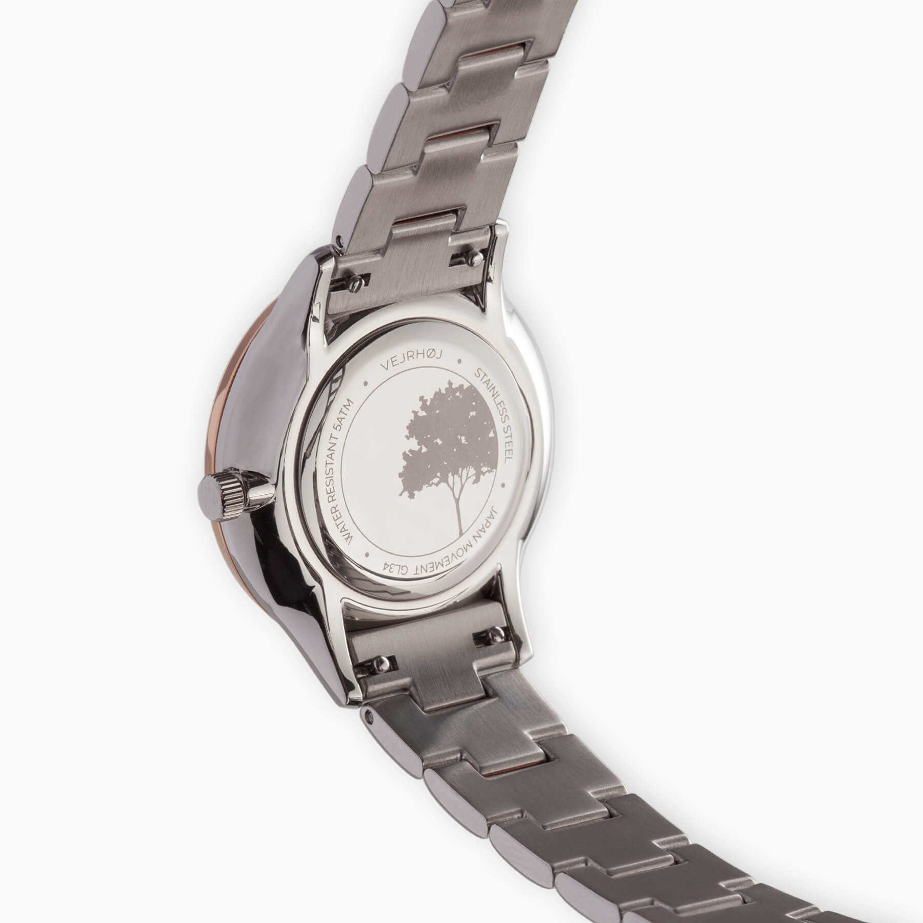 VEJRHØJのPetite Royal Rose、自然とのつながりを象徴する木の刻印が施された裏蓋とツートーンブレスレットの接合部