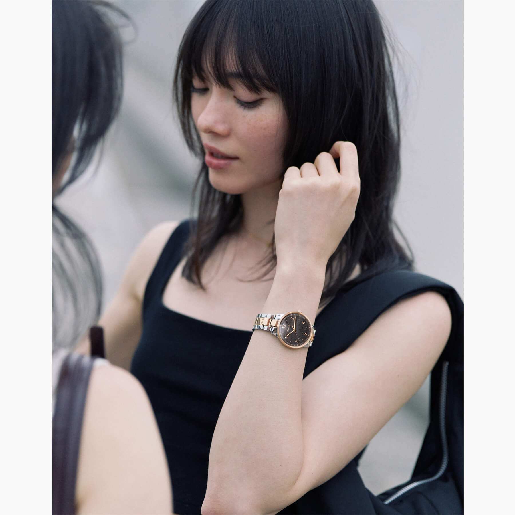 ヴェアホイのPetite Royal Black Rose、モノトーンファッションに合わせた、ローズゴールド×ブラックの上品なレディース時計