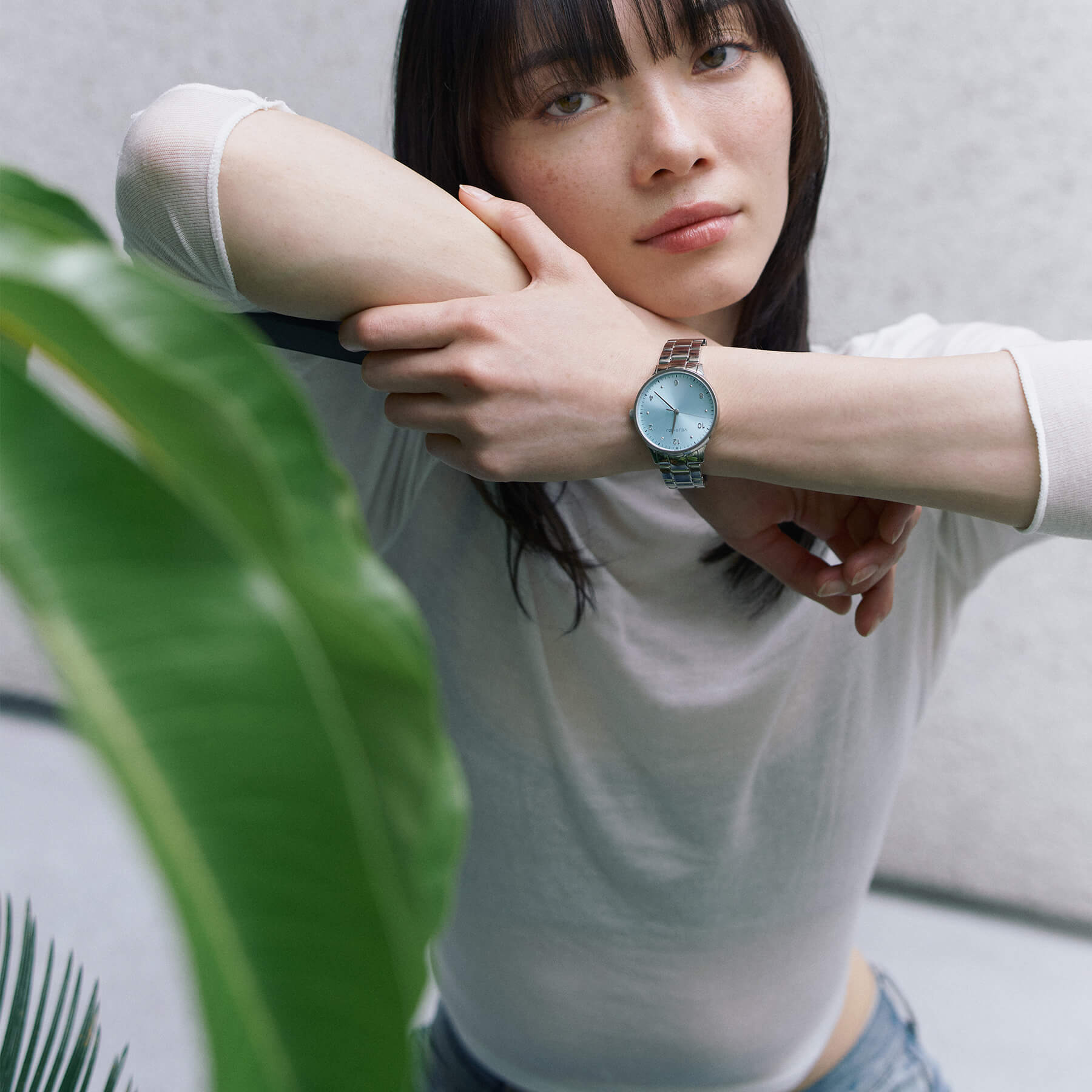 VEJRHØJのレディース腕時計Petite Royal Blue、カジュアルな白トップスに合わせた自然体の着用イメージ