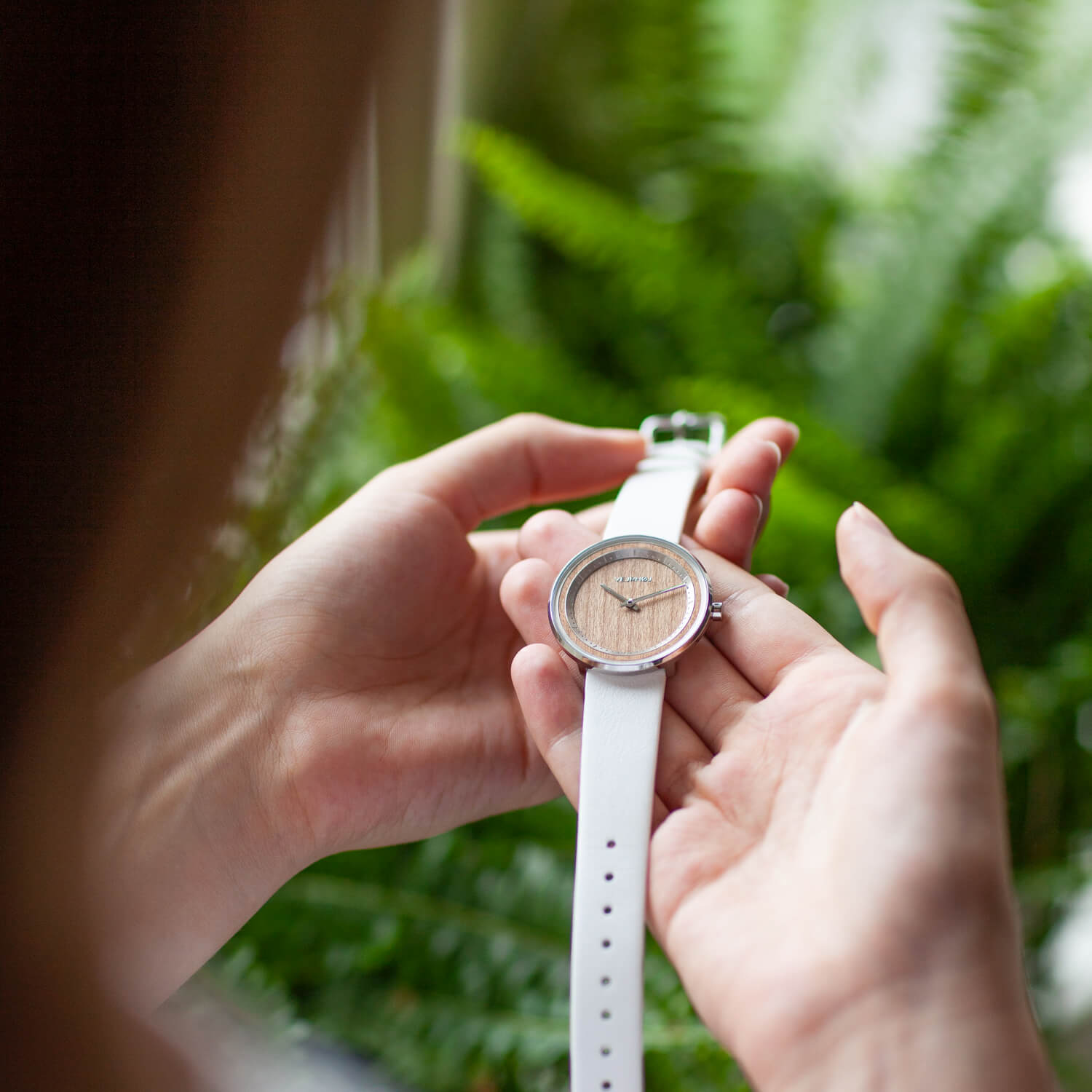 VEJRHØJのホワイトストラップの腕時計 Petite | SAKURA|whiteを手に持っている様子