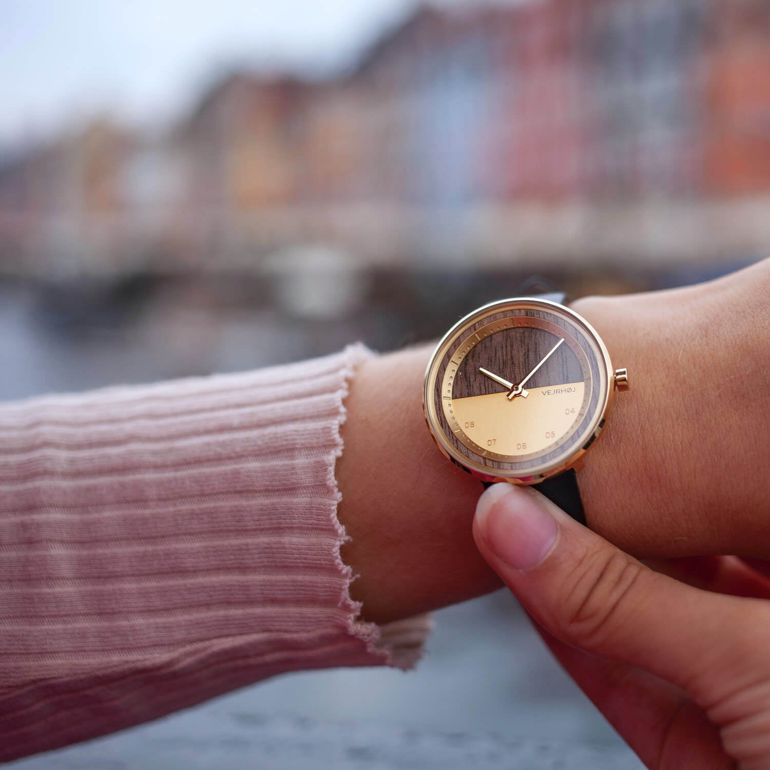 天然クルミ材とゴールドを組み合わせた北欧デザインの腕時計 Petite｜The GOLD 