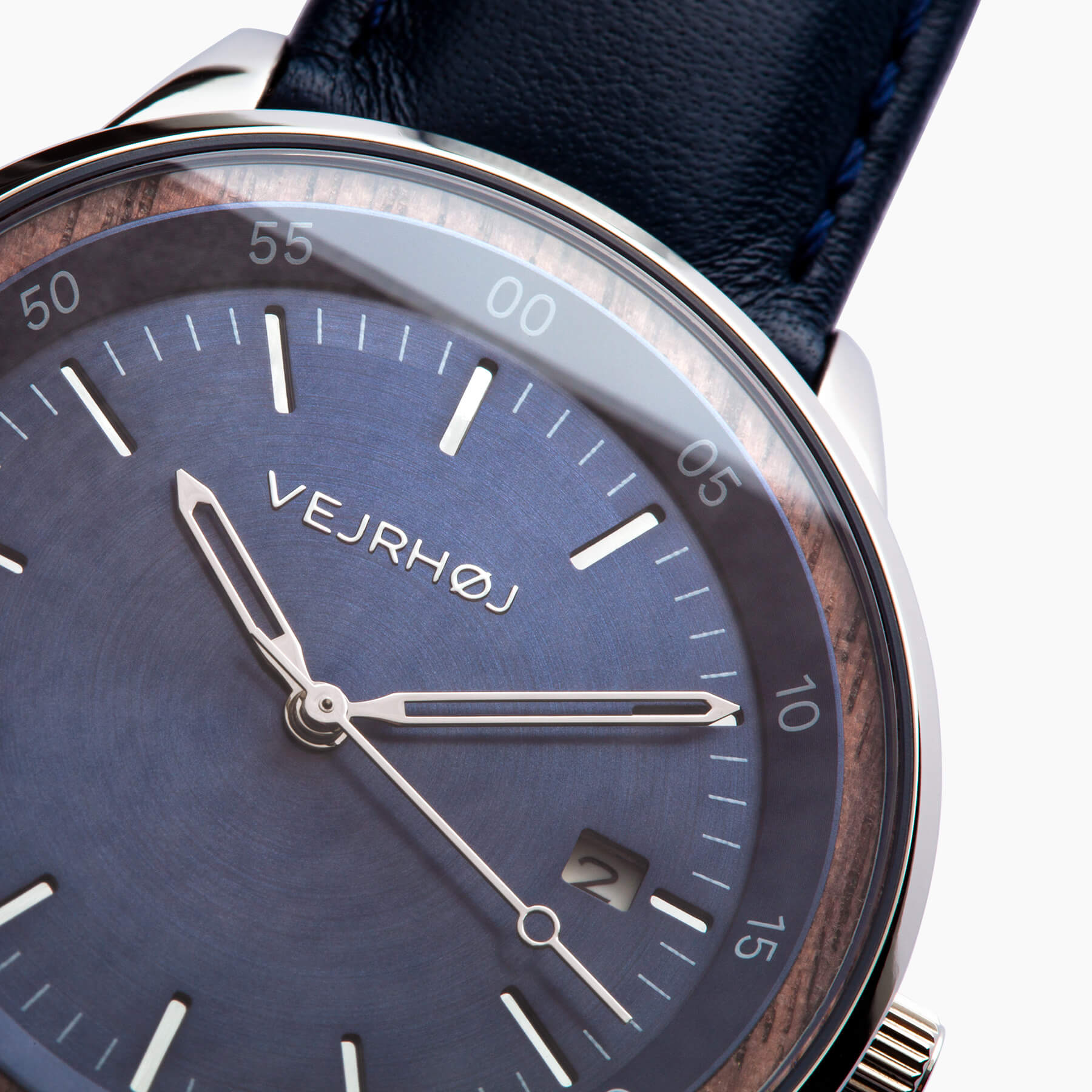 ブルーの文字盤にシルバーの針が輝くメンズ腕時計　拡大図