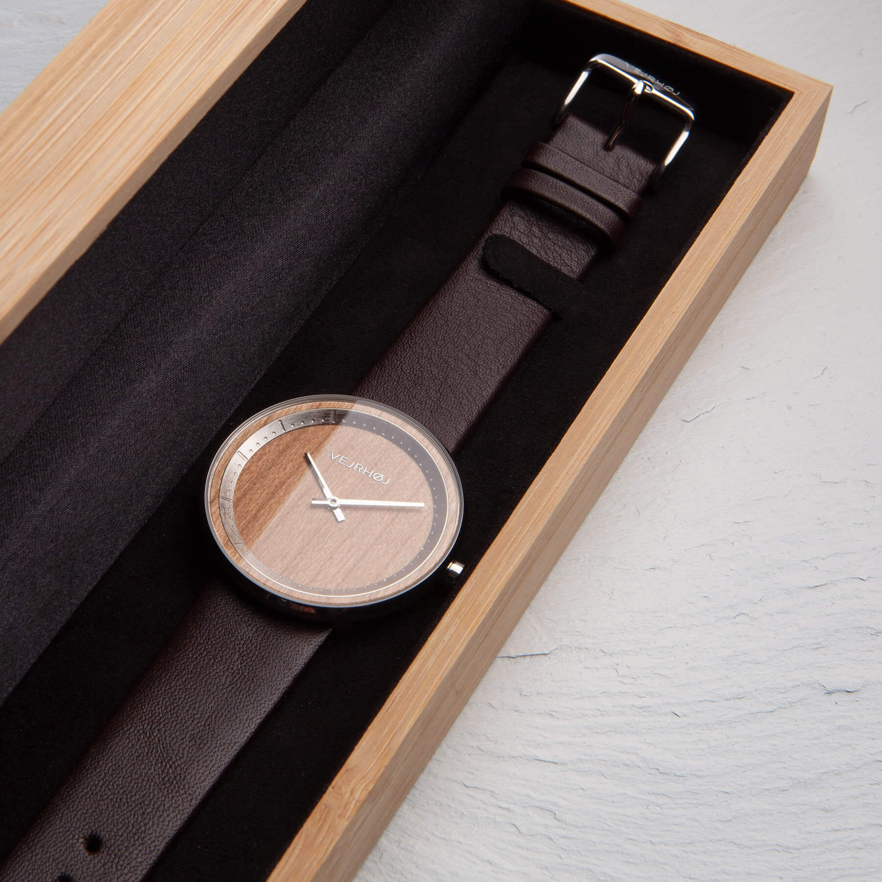 ヴェアホイ特製の木箱に入ったSAKURAの腕時計