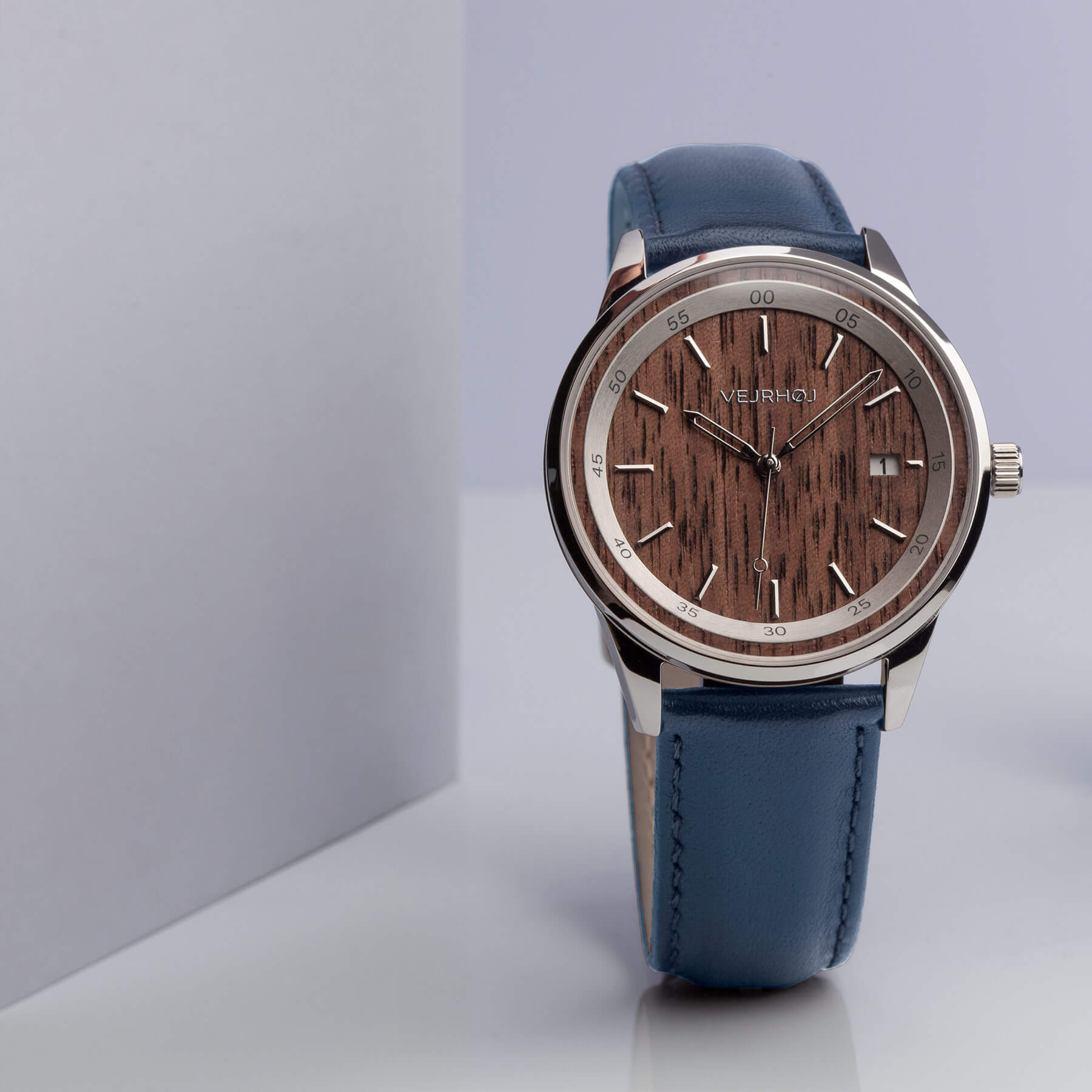 青いストラップのついた天然木製の機械式腕時計