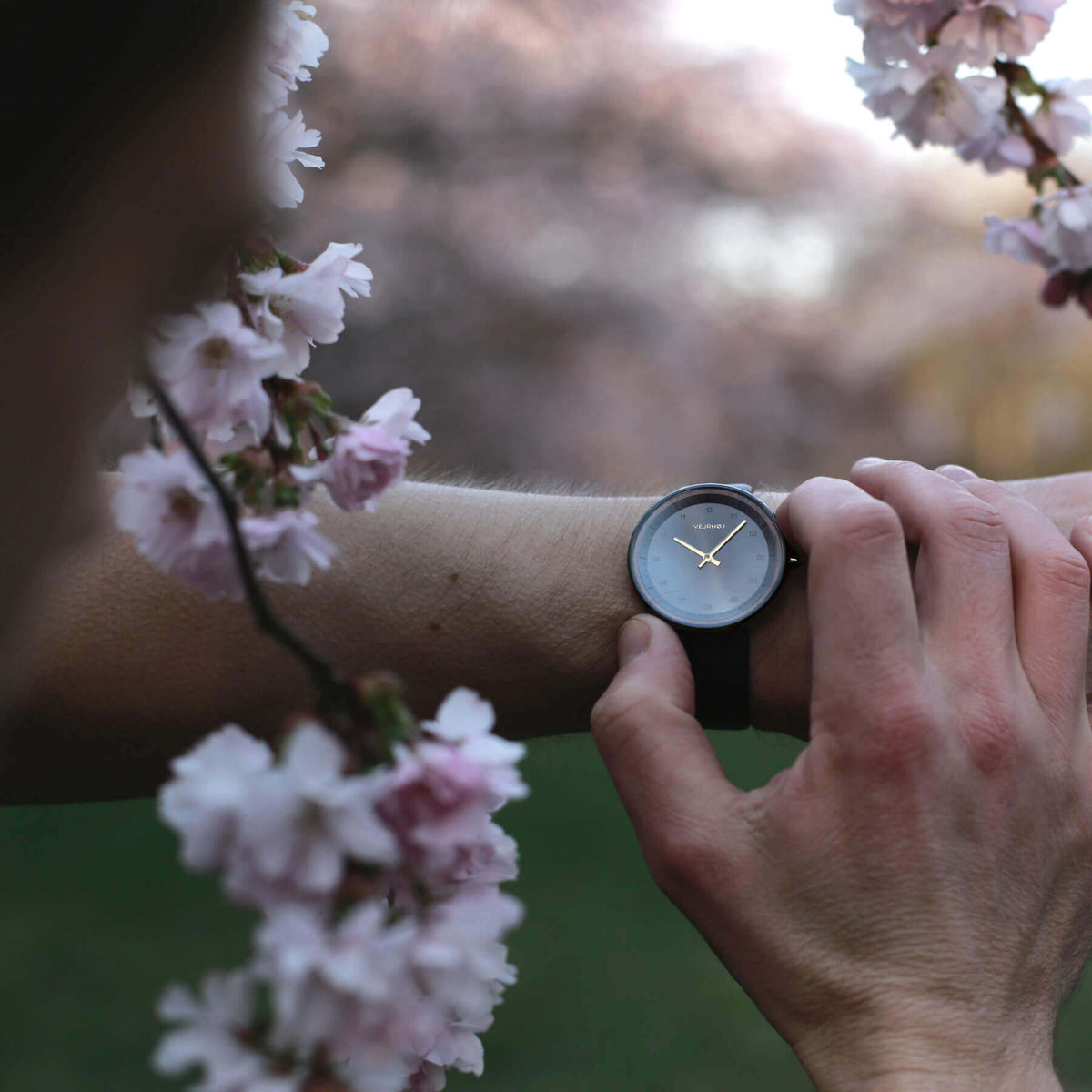 桜の木でできた木製腕時計 BLACK & GOLD | ヴェアホイ