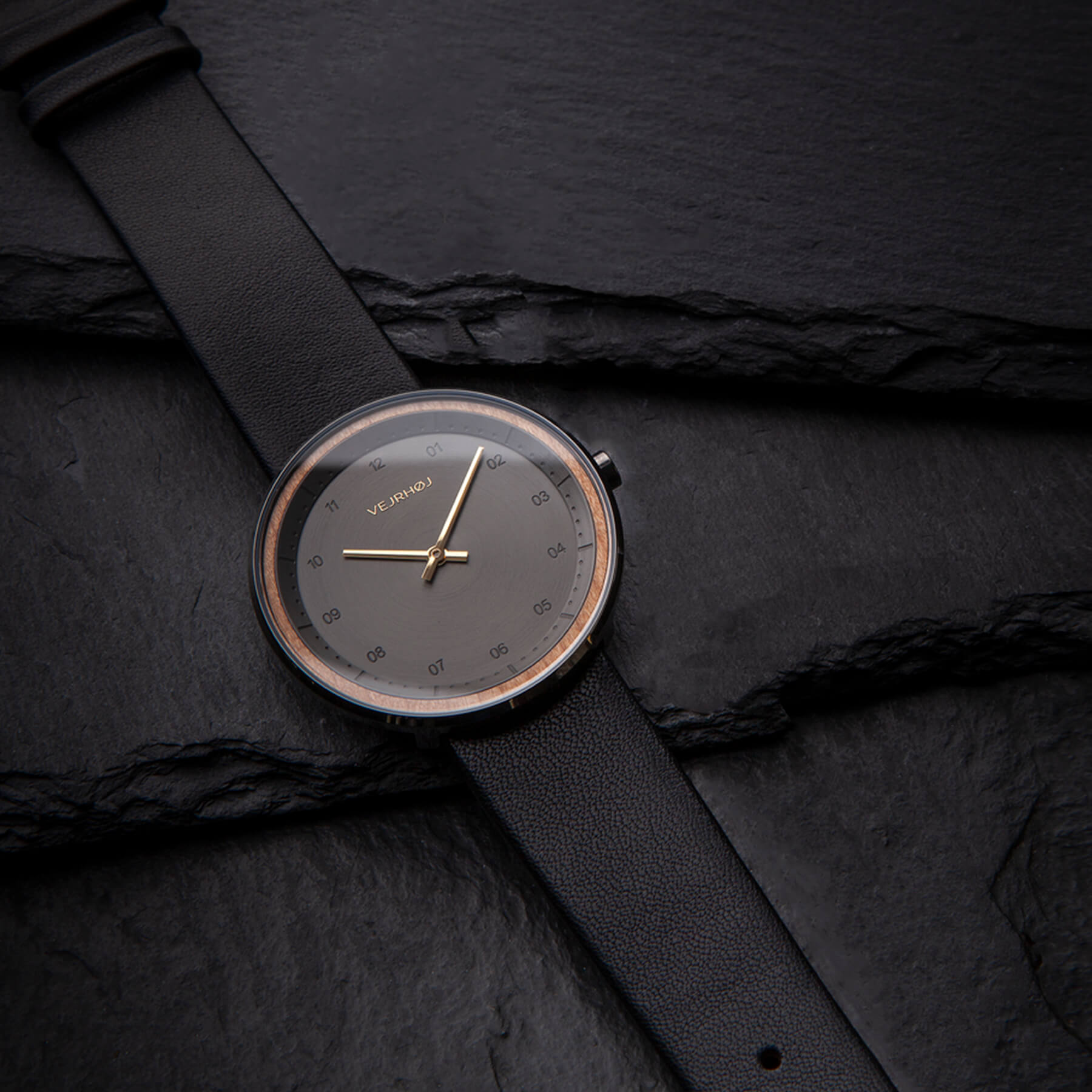 黒の文字盤にゴールドの針が輝くVEJRHØJ(ヴェアホイ)の木瀬腕時計 BLACK & GOLD