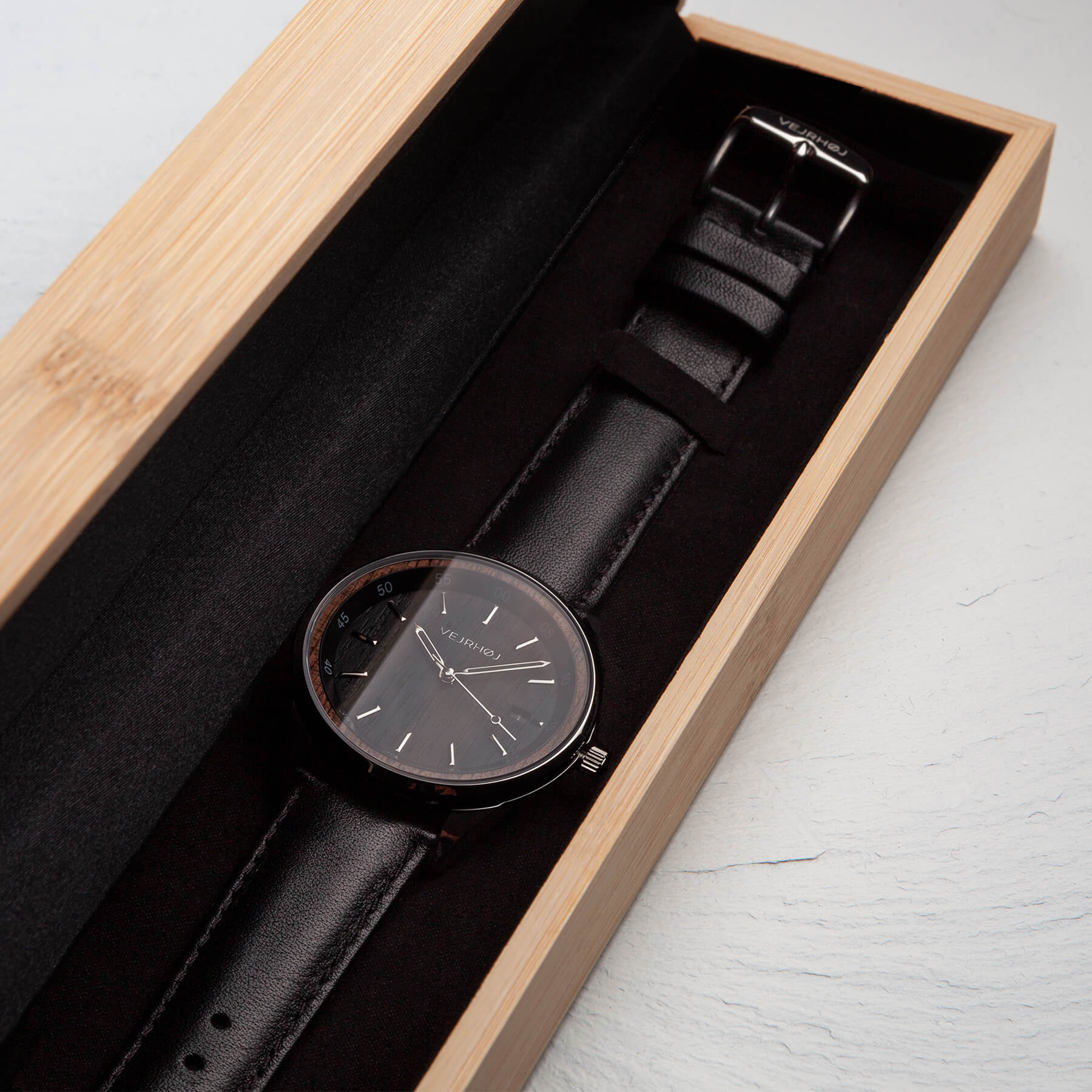 VEJRHØJ A05 黒とシルバーの天然木材を使った機械式腕時計