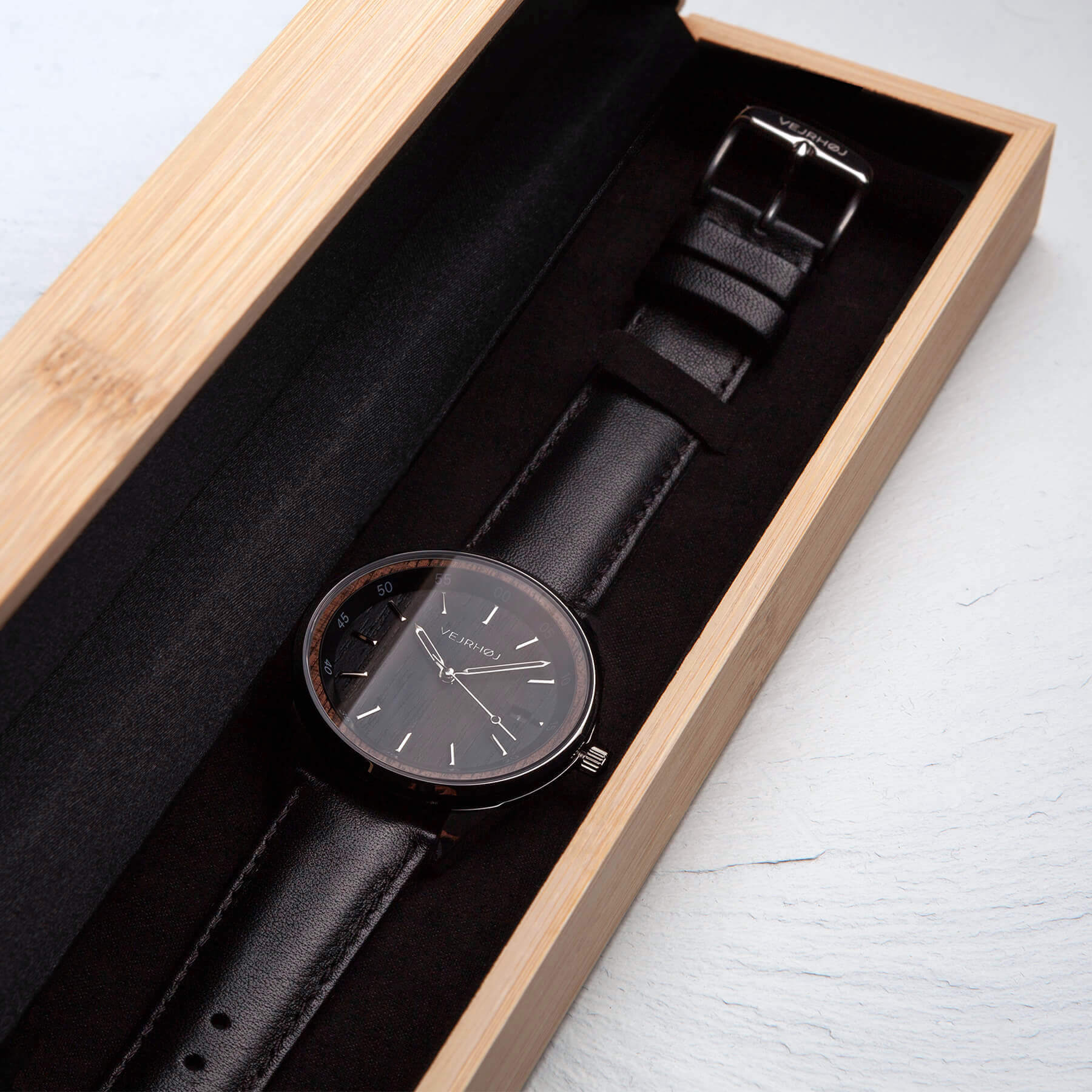 VEJRHØJ 黒とシルバーの天然木材を使った機械式腕時計