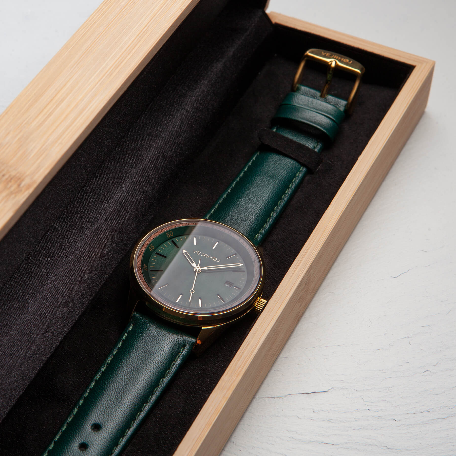 VEJRHOJのロゴ付き木箱に入った緑のメンズ機械式腕時計