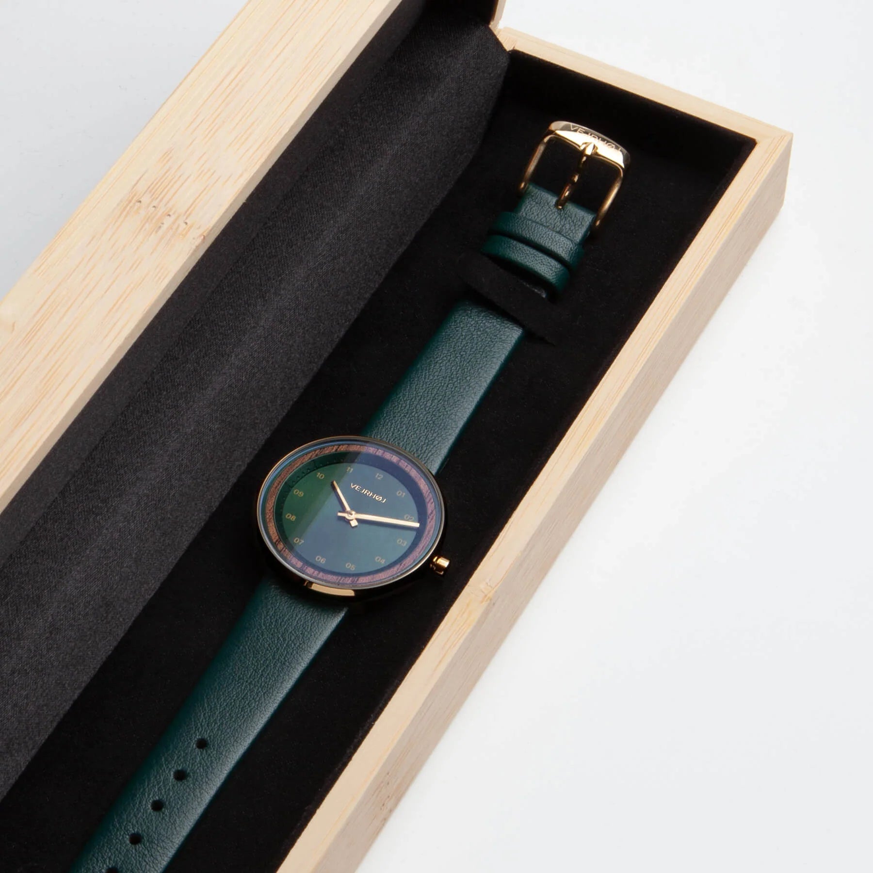 VEJRHØJ Petite emerald グリーン色の腕時計が綺麗に作った竹箱に中に乗っている