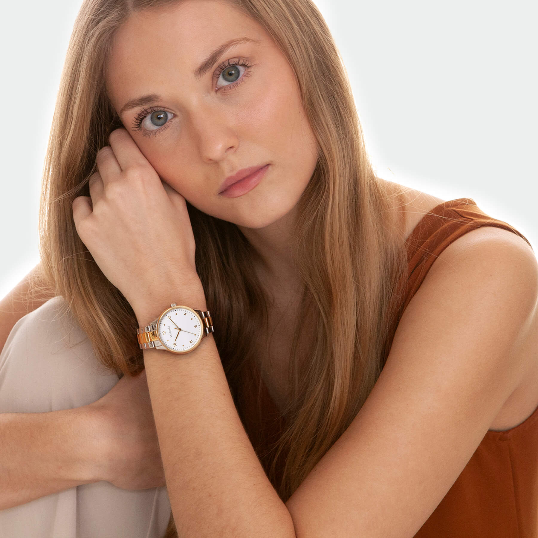 VEJRHØJ Petite Royal goldを着用した女性