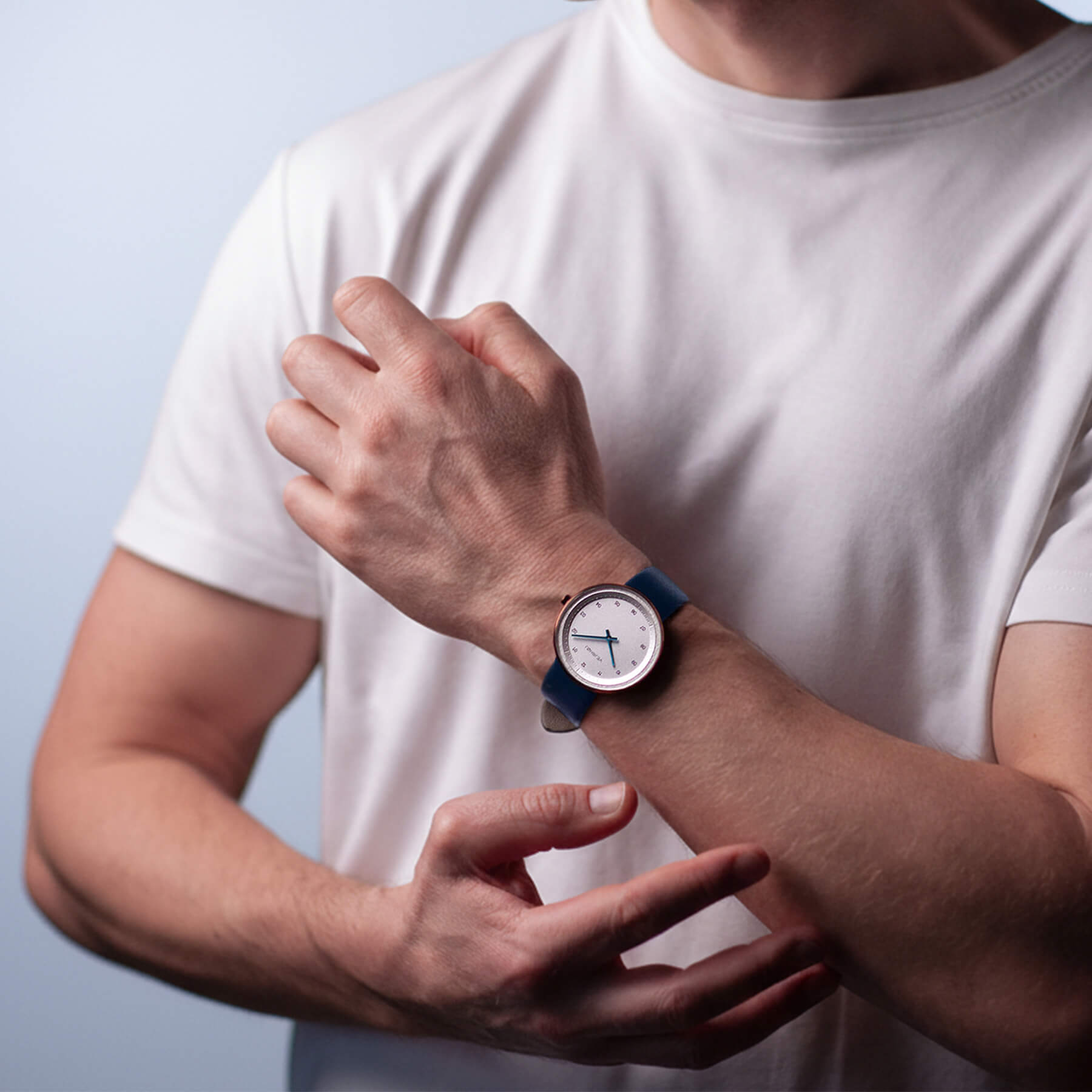 【ARCTIC】メンズ腕時計、白い文字盤にブルーのはり