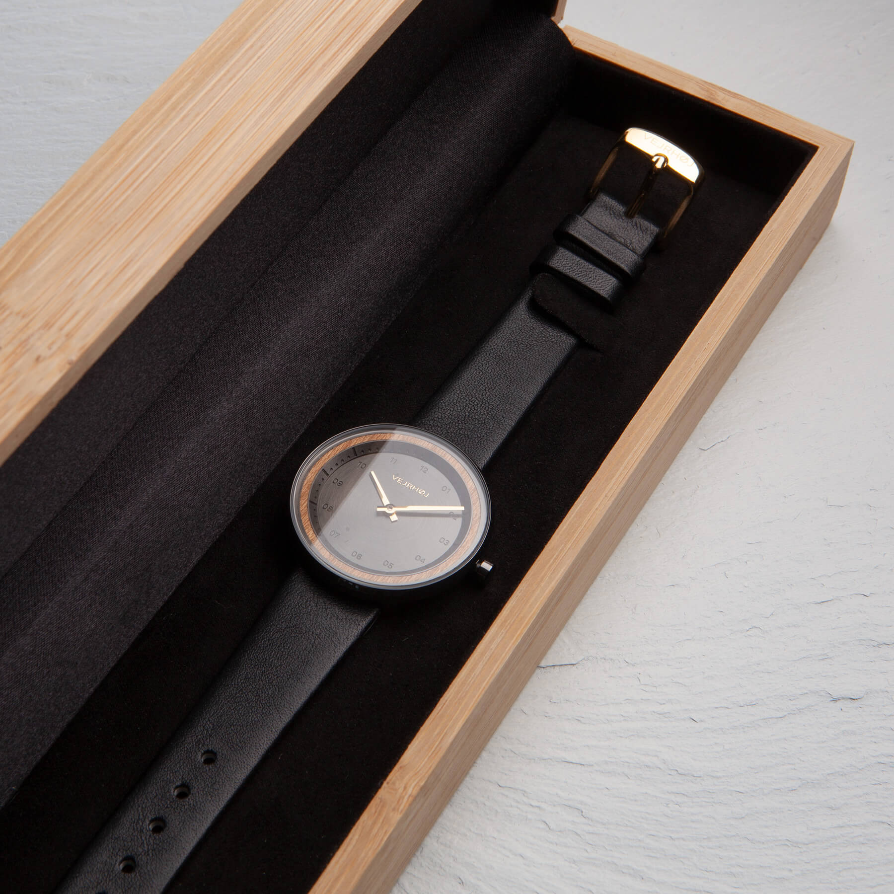 おしゃれな木の箱に入ったレディース腕時計 Petite | BLACK & GOLD