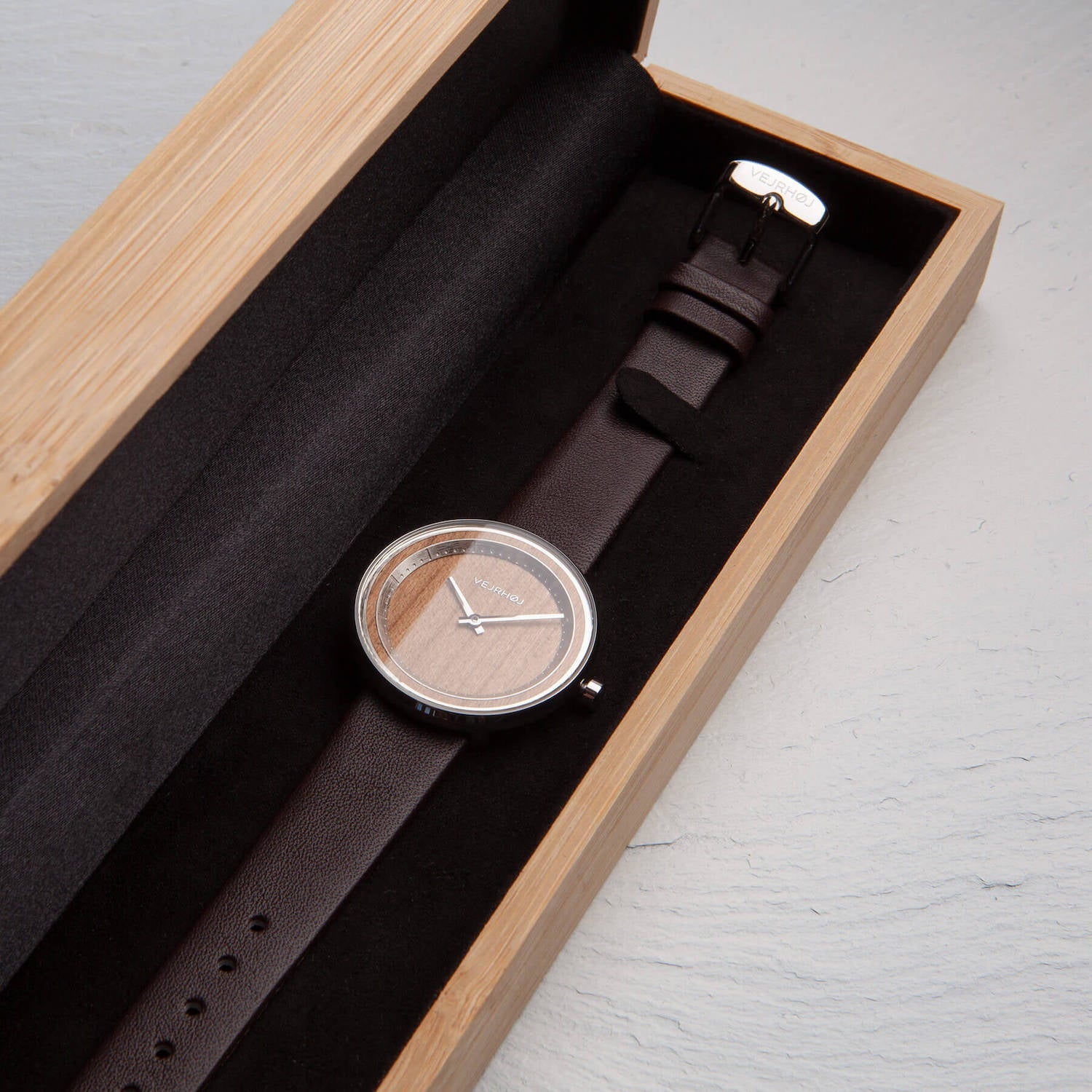 ヴェアホイ特製の木箱に入ったレディース腕時計 Petite｜SAKURA