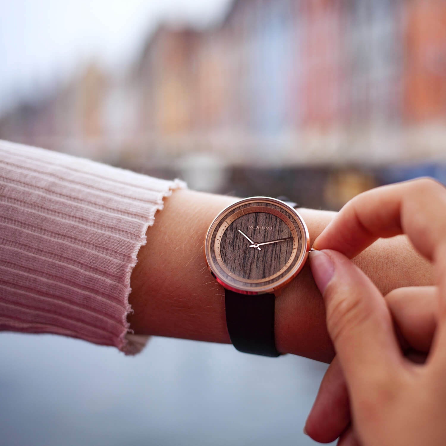 天然のくるみ材とエレガントなローズゴールドを組み合わせたVEJRHØJ レディース腕時計 Petite | The ROSE