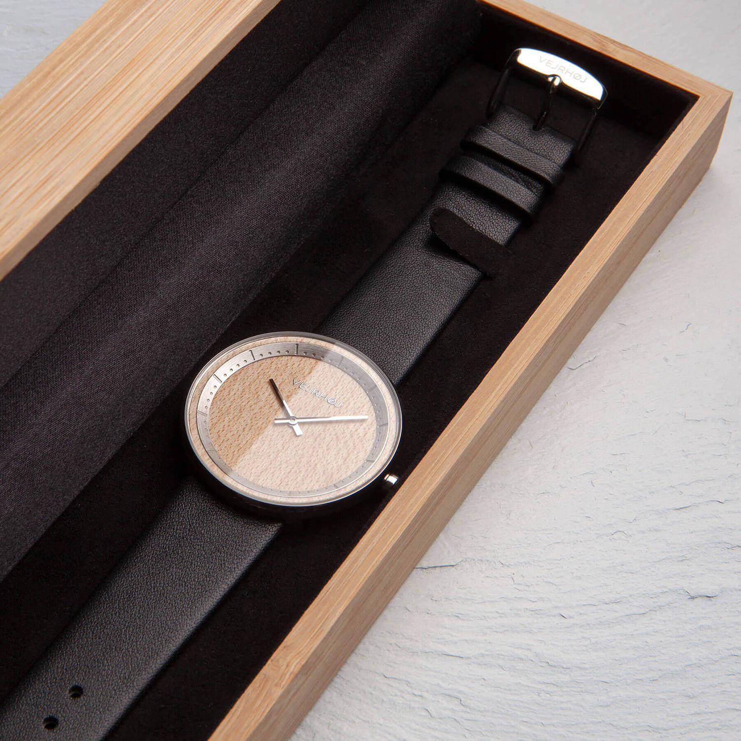おしゃれな木製腕時計に入ったVEJRHØJの腕時計 - The MAPLE / プレゼント