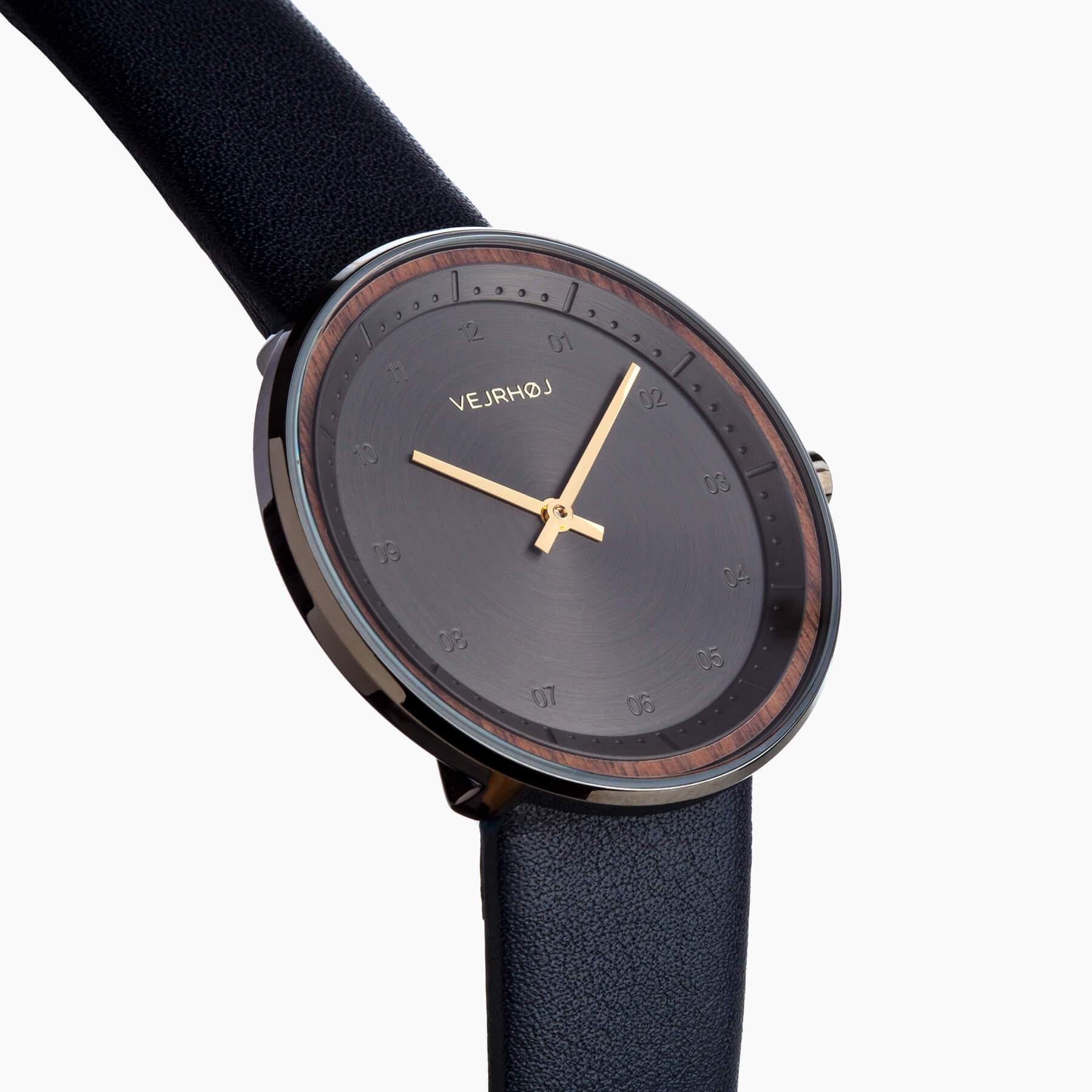 ヴェアホイの桜の木でできたシンプルな黒の腕時計 Petite | BLACK & GOLD