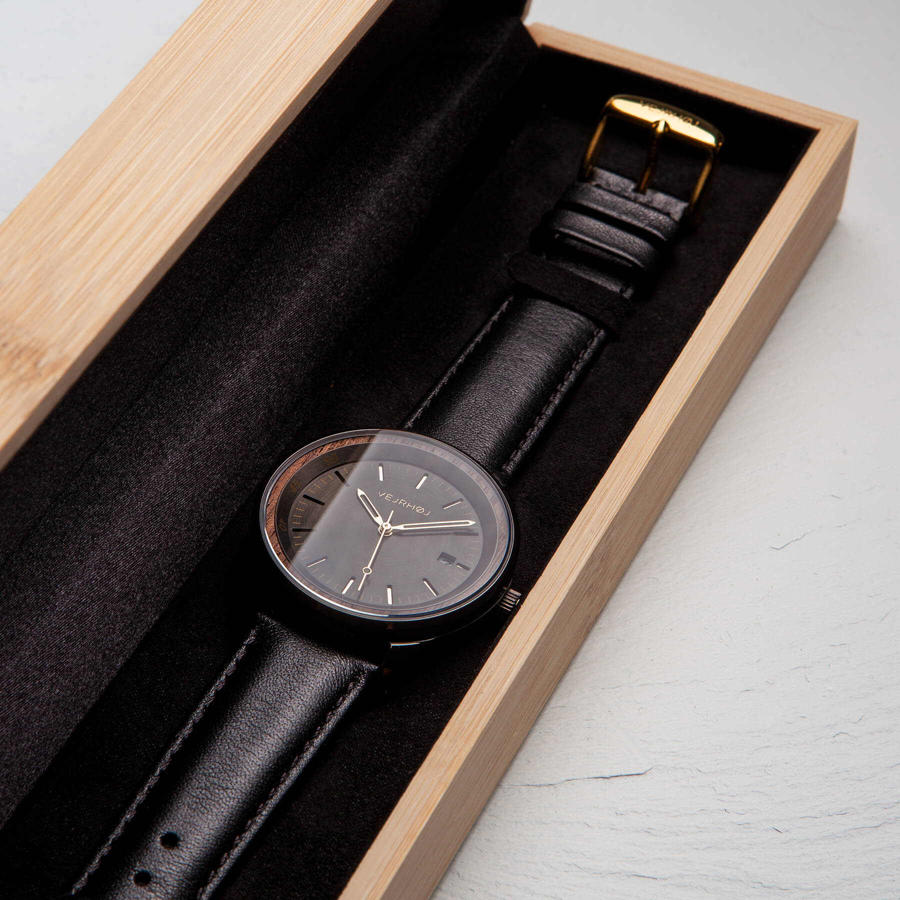 VEJRHØJのロゴ付き木箱に入った黒のメンズ機械式腕時計  
