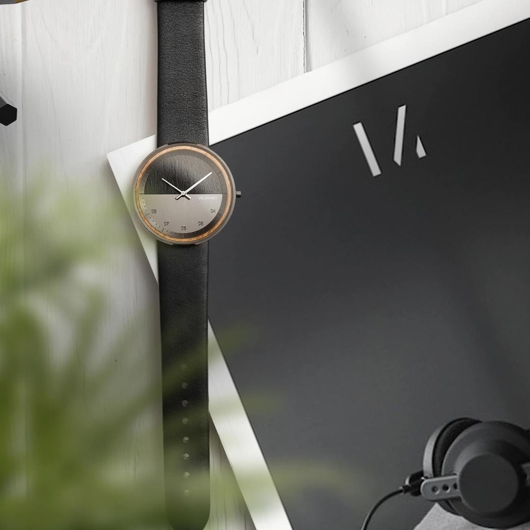 黒とステンレススチールの木製腕時計 / VEJRHØJ - The NIGHT / イラスト