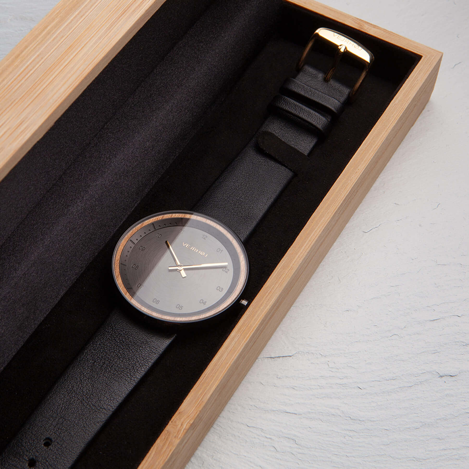 VEJRHØJのおしゃれな木の箱に入った腕時計 BLACK & GOLD 