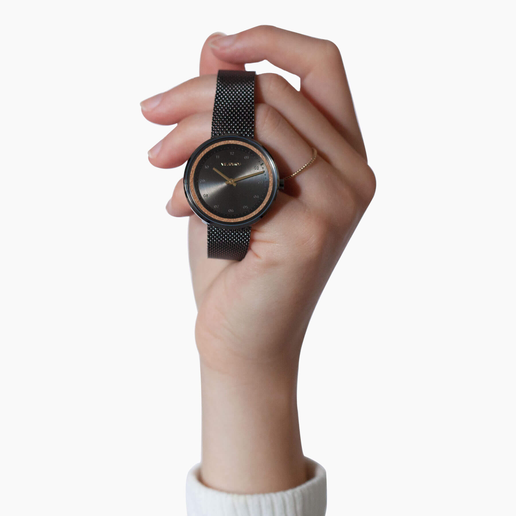  天然の桜の木を使ったVEJRHØJのレディース腕時計Petite | BLACK & GOLD | mesh を手に持った様子