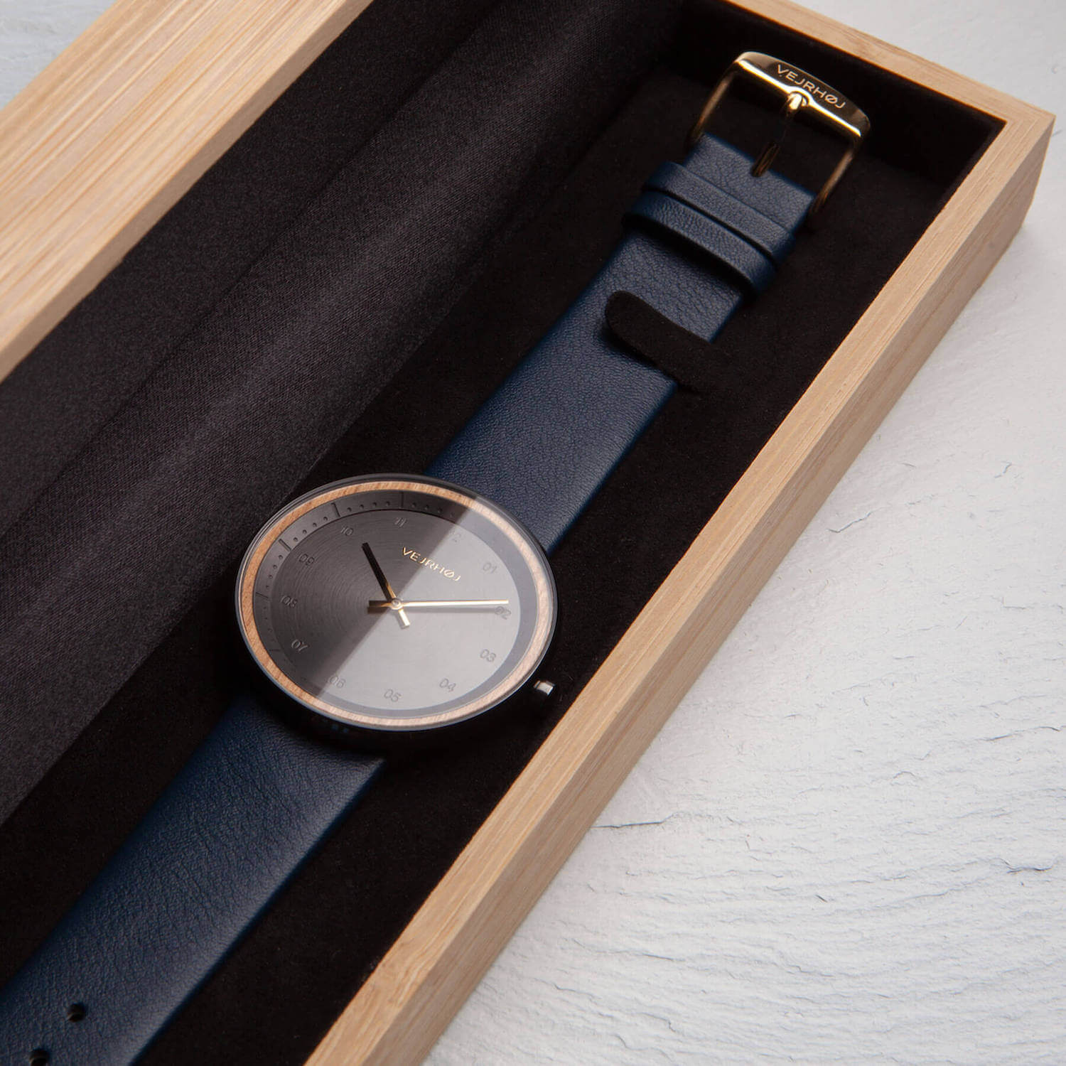 VEJRHØJのおしゃれな木の箱に入った腕時計 BLACK & GOLD | midnight blue 