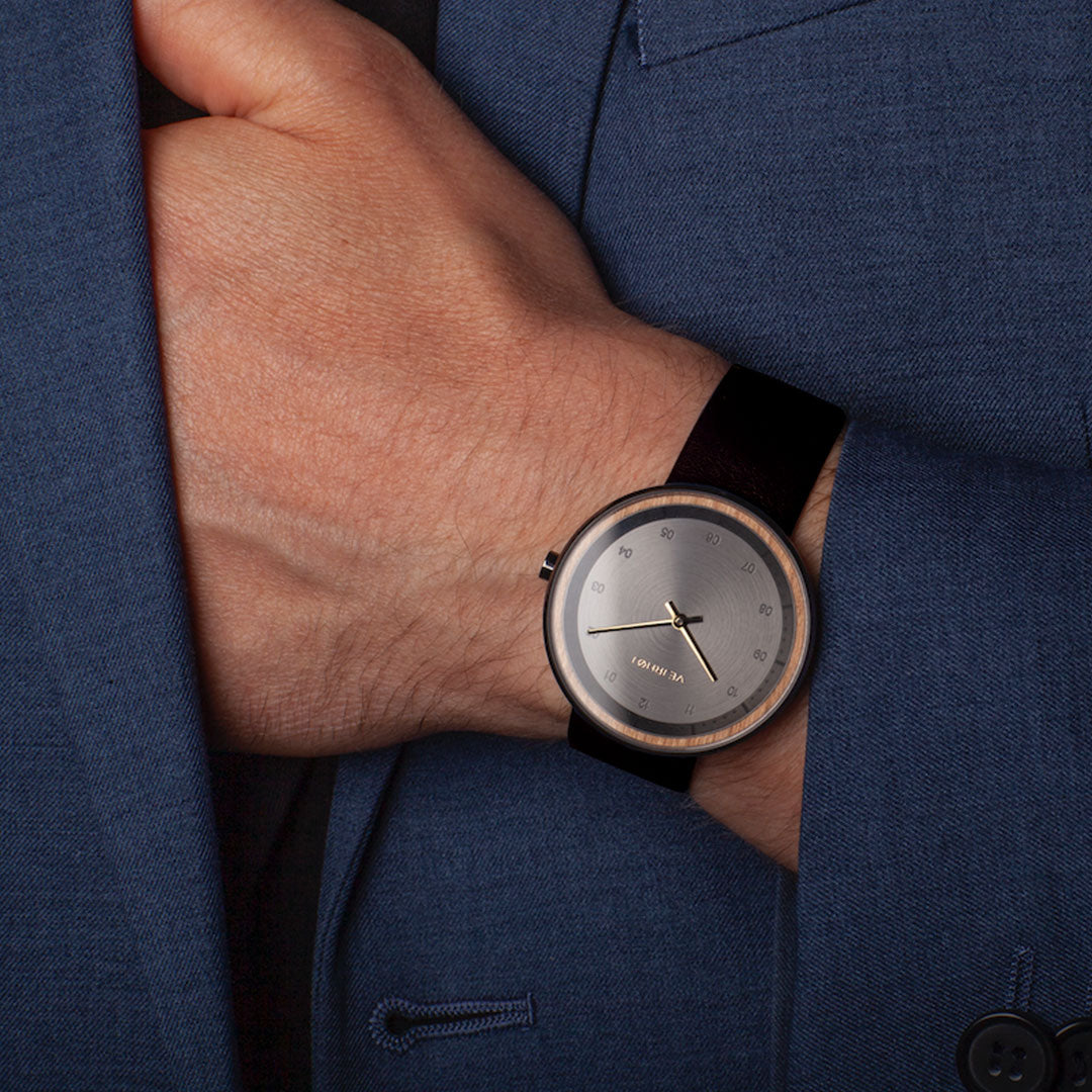 ヴェアホイの黒の木製腕時計 BLACK ＆ GOLDはスーツとの相性が抜群です。