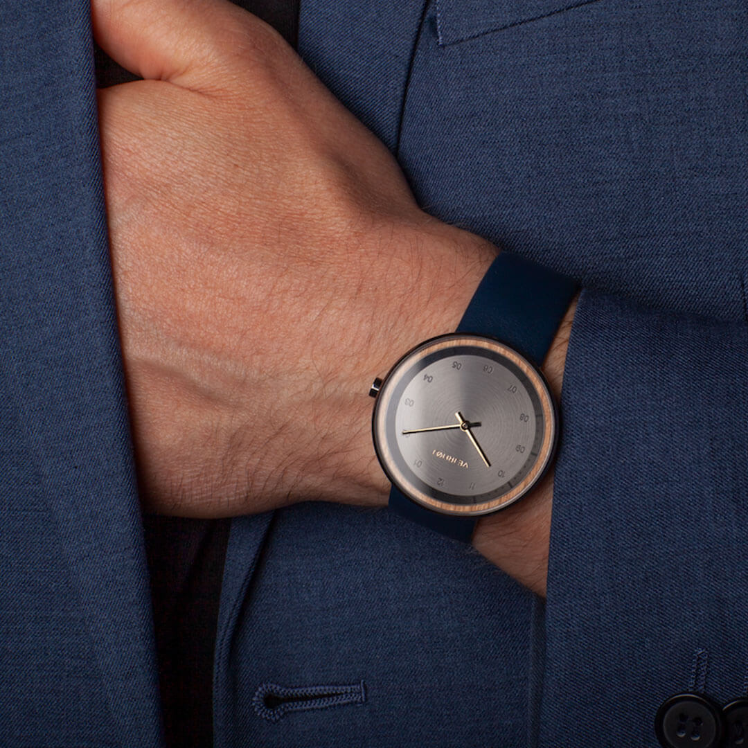 ヴェアホイの黒の木製腕時計 BLACK ＆ GOLD｜midnight blue を身に付けたスーツ姿の男性