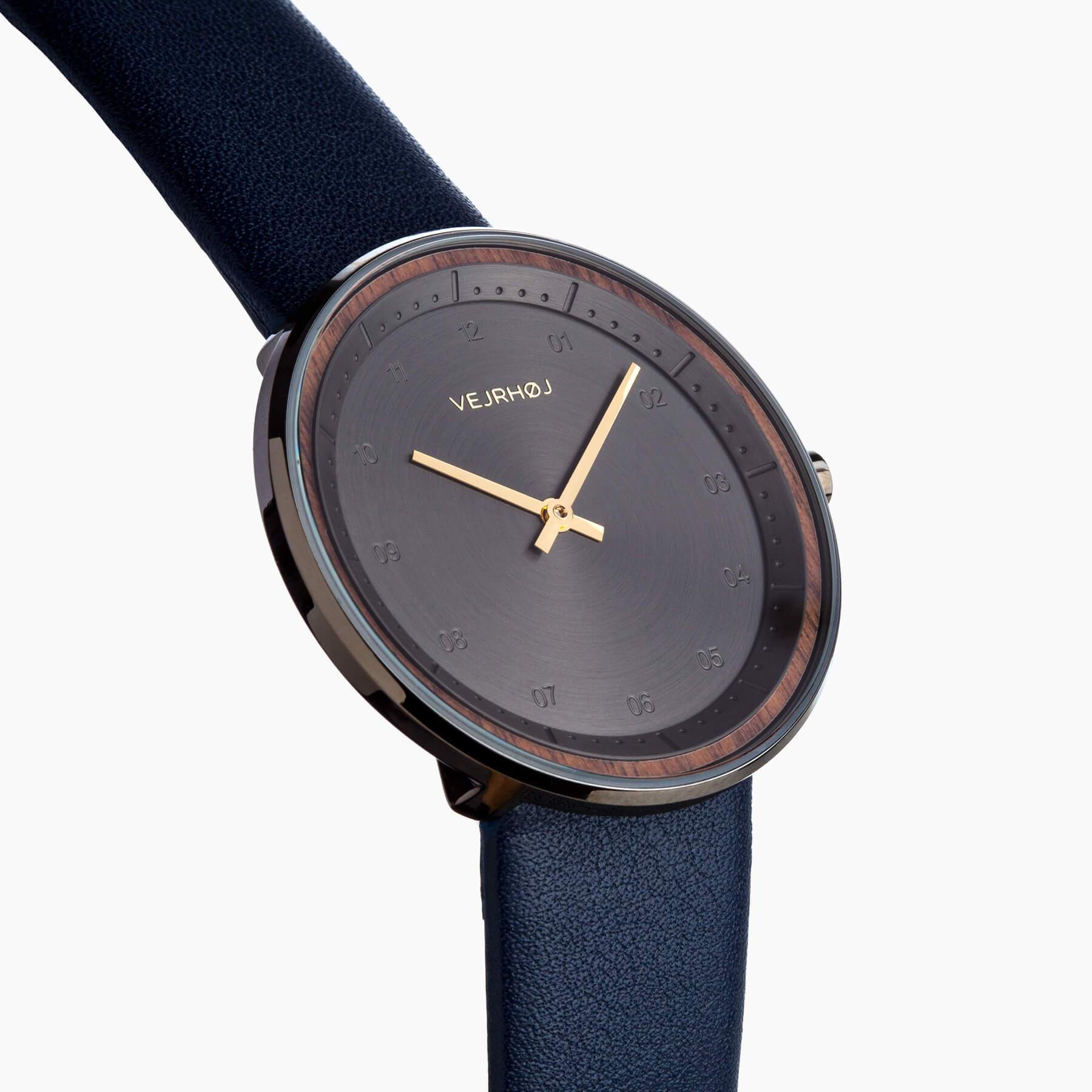ゴールドの針が輝くVEJRHØJ(ヴェアホイ)の黒の腕時計 Petite | BLACK & GOLD | midnight blue