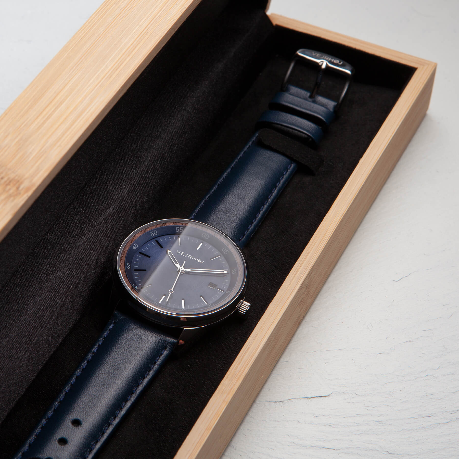 VEJRHØJのロゴ付き木箱に入った青のメンズ機械式腕時計  