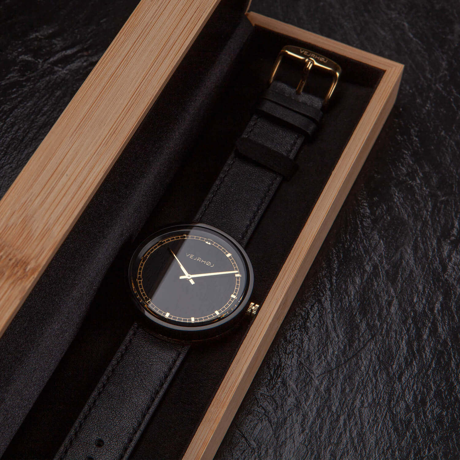 ヴェアホイの木箱に入った黒の木製腕時計ARCH Gold