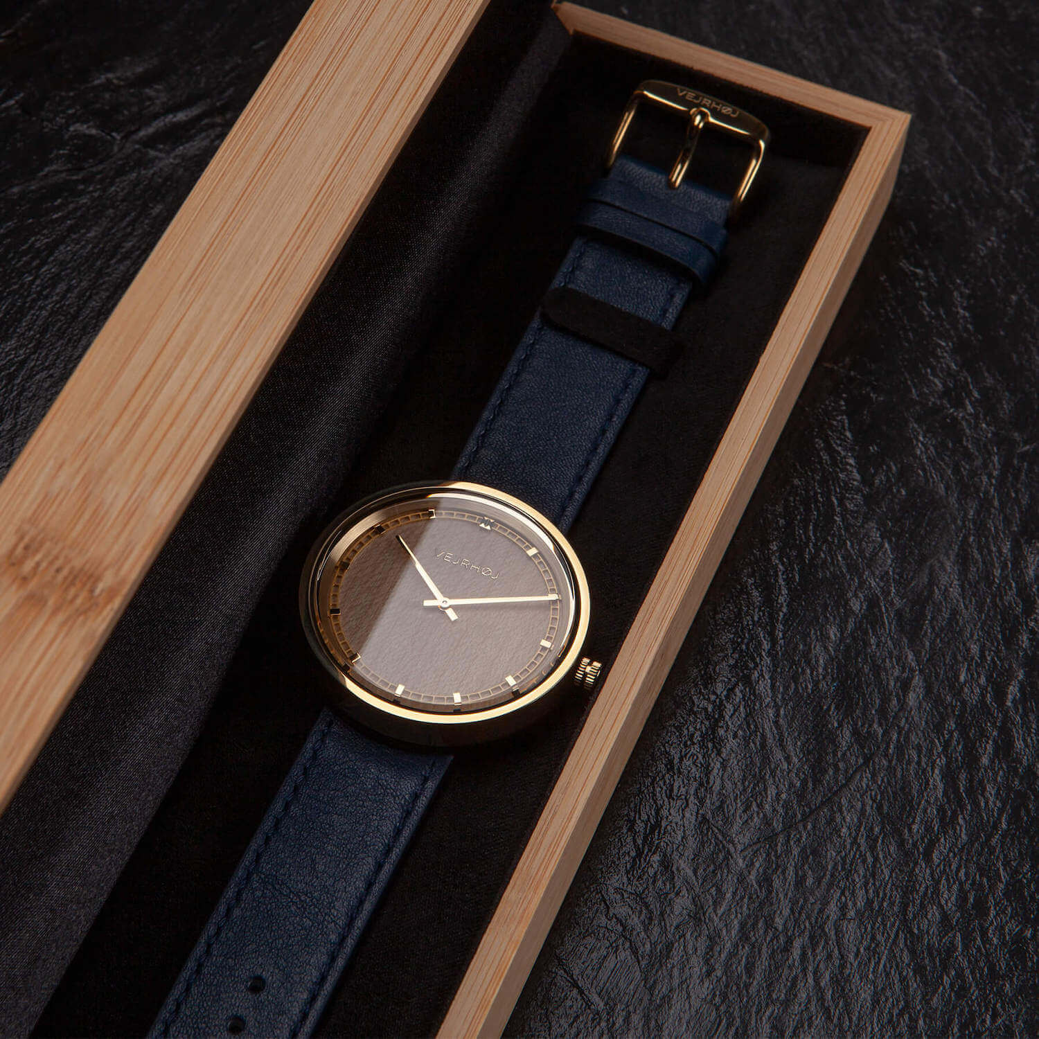 ヴェアホイの木箱に入った黒の木製腕時計ARCH Maple