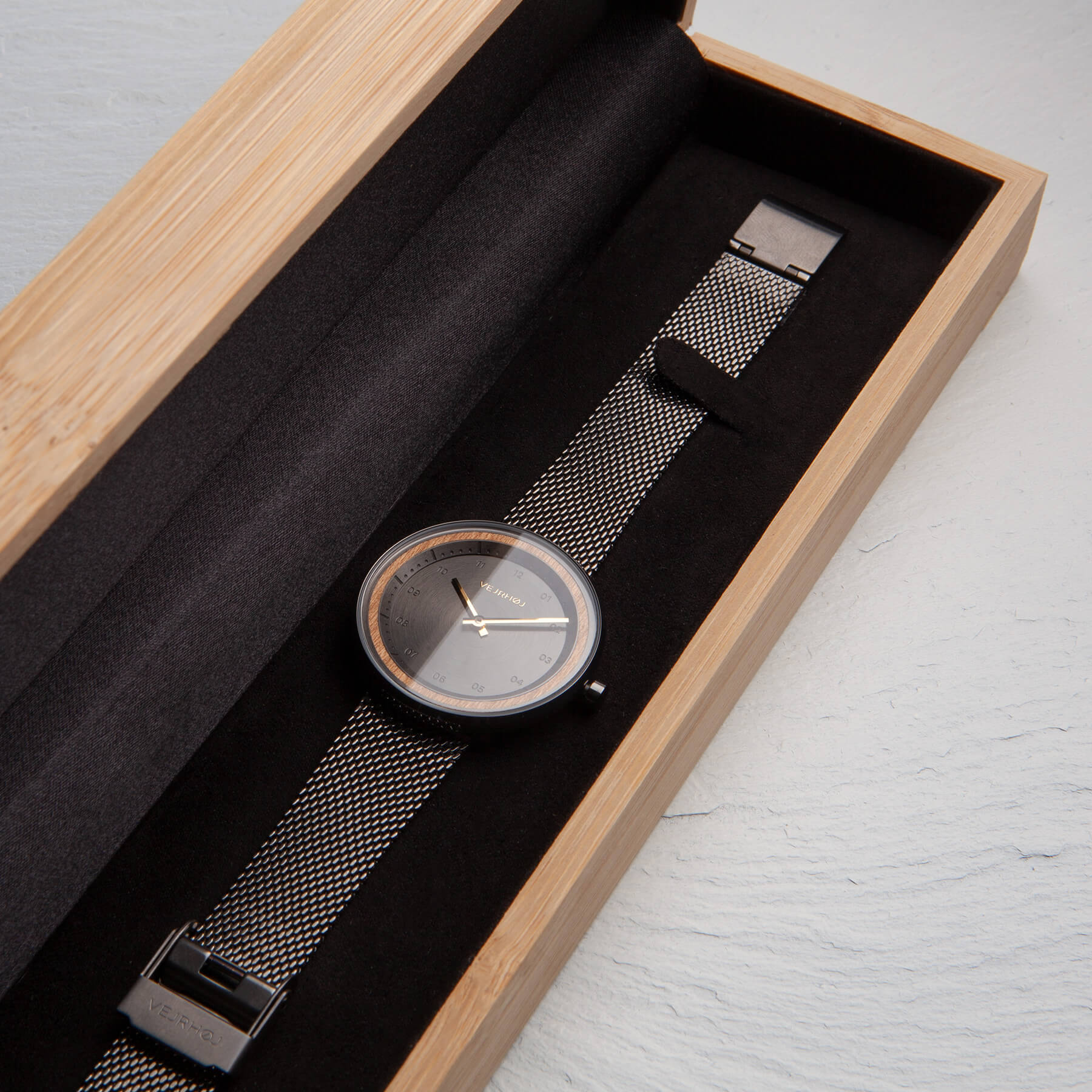 おしゃれな木の箱に入ったレディース腕時計 Petite | BLACK & GOLD mesh