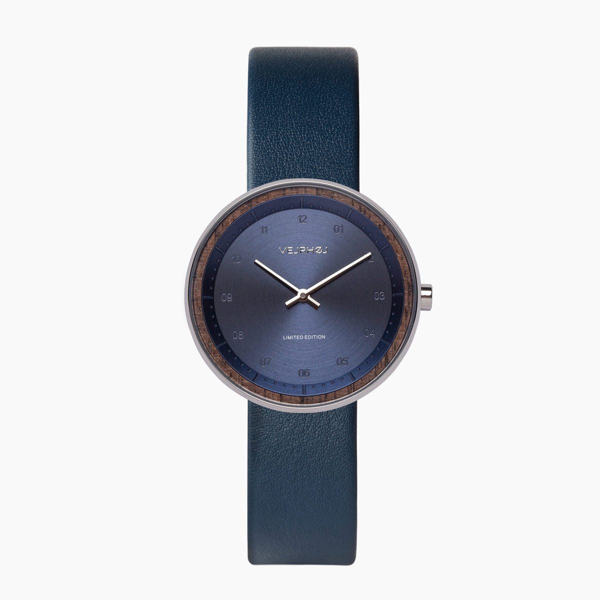 鮮やかなブルーが輝くVEJRHØJの女性限定の木製腕時計 Petite OASIS Blue 