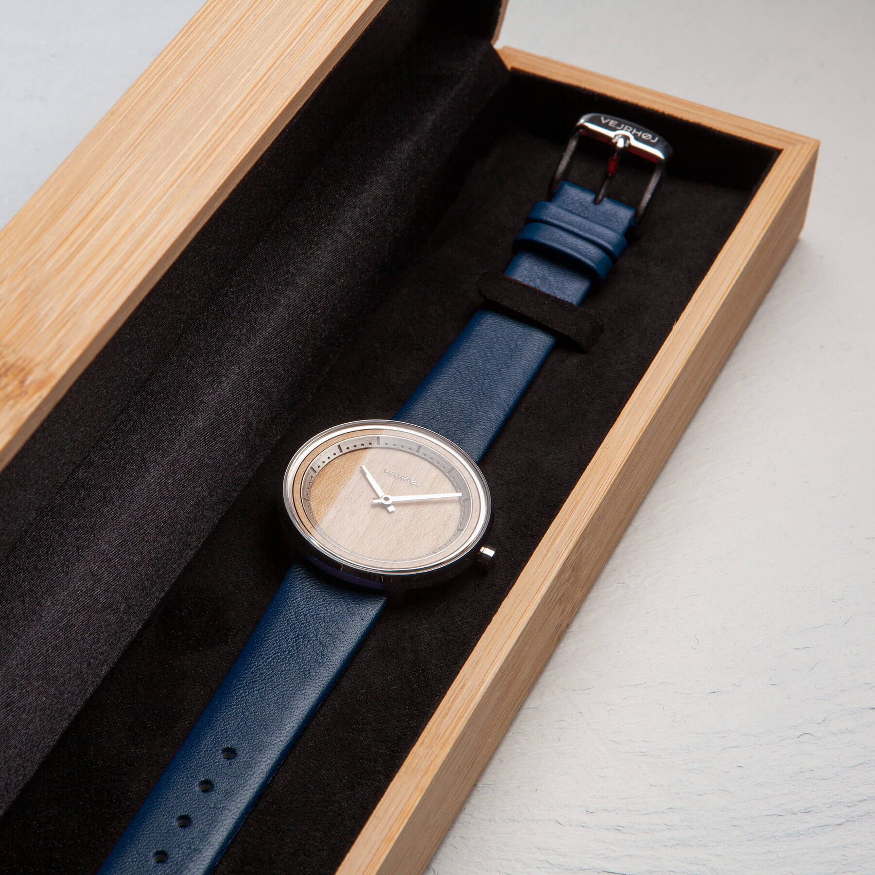 メッシュベルトのレディーズ時計が木箱の中に。ウェアホイ腕時計