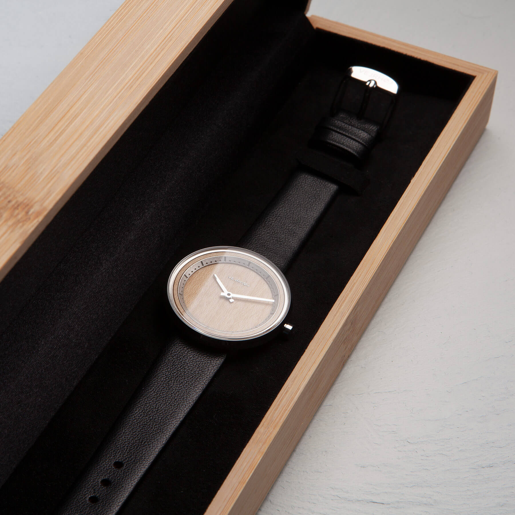 時計が木箱に中に置いてある。ウェアホイ腕時計
