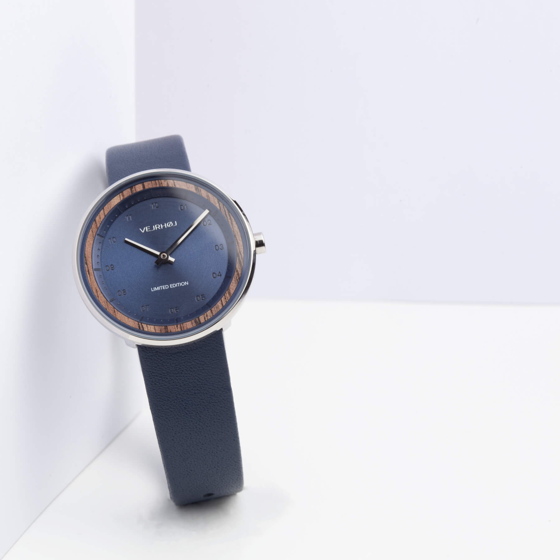 鮮やかなブルーが輝くVEJRHØJのレディース限定の木製腕時計 Petite OASIS Blue