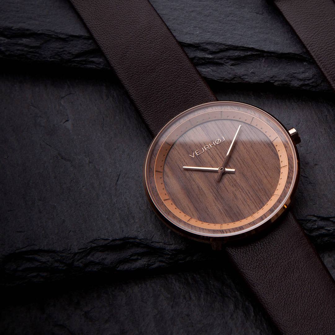 クルミの木でできた木製腕時計 - The ROSE / ローズゴールドが輝くエレガントな北欧デザイン